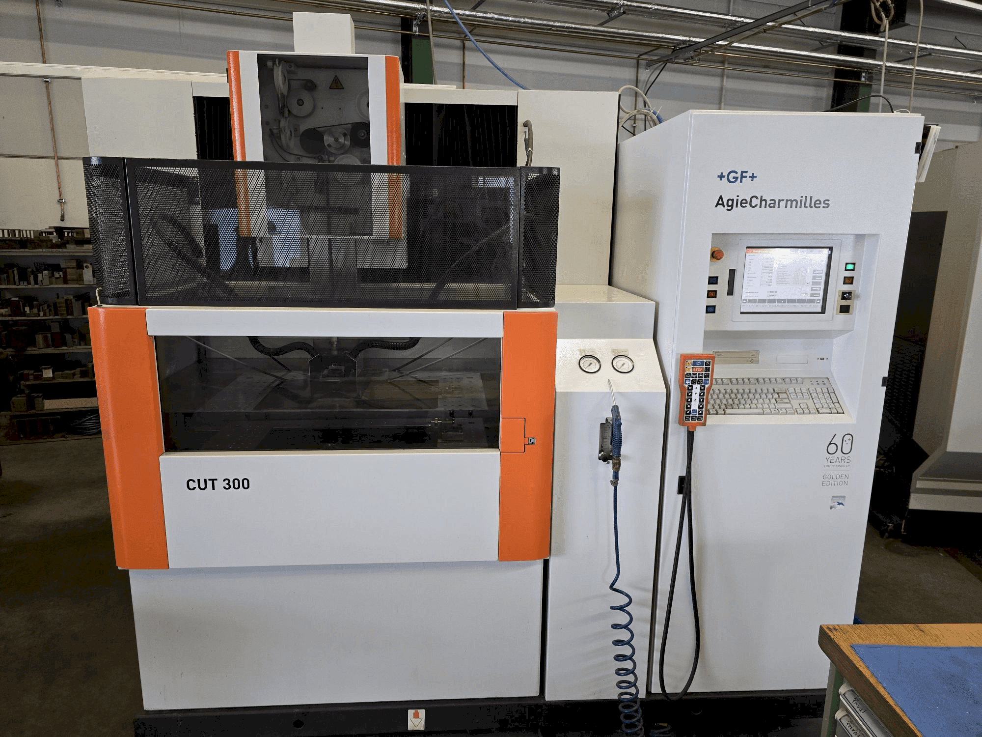 Čelní pohled  na AgieCharmilles CUT 300  stroj