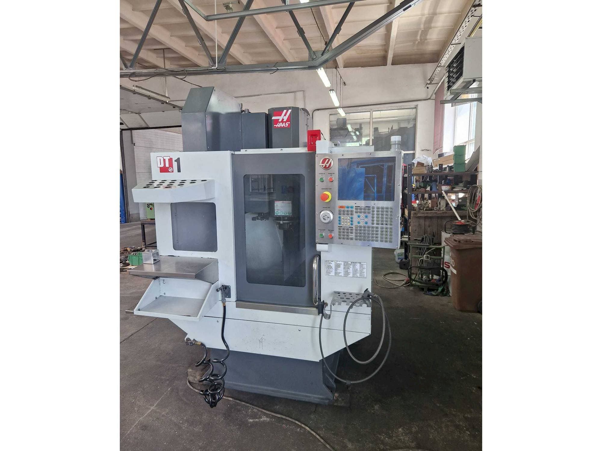 Čelní pohled  na HAAS DT-1  stroj