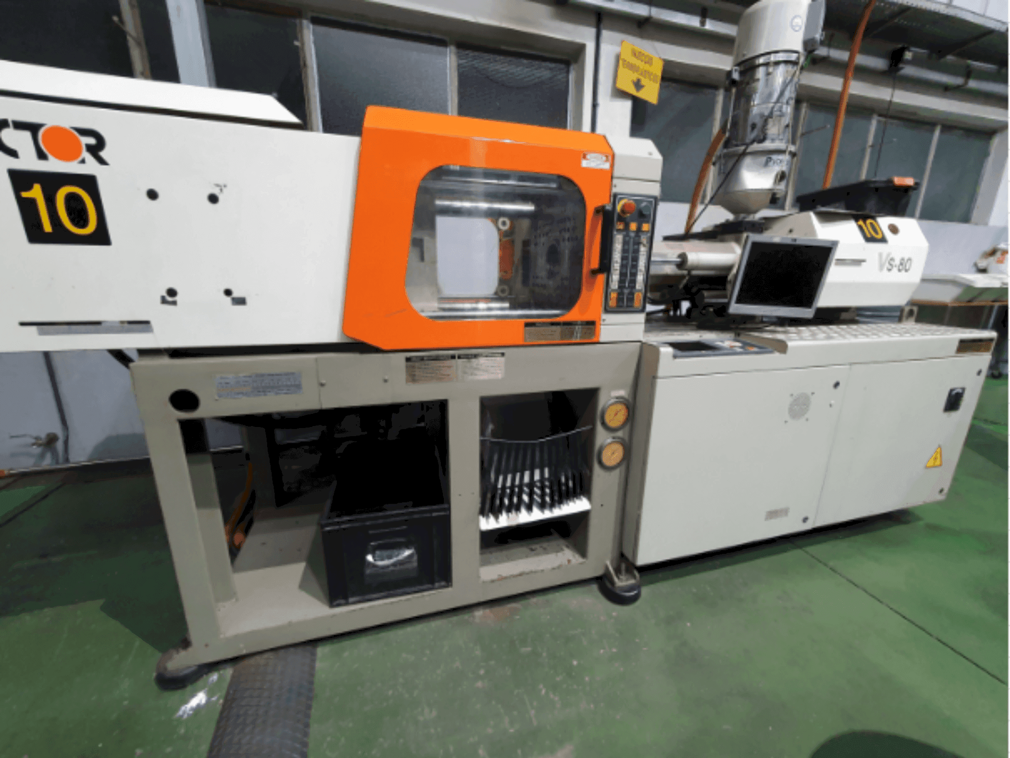 Čelní pohled  na Victor VS80  stroj