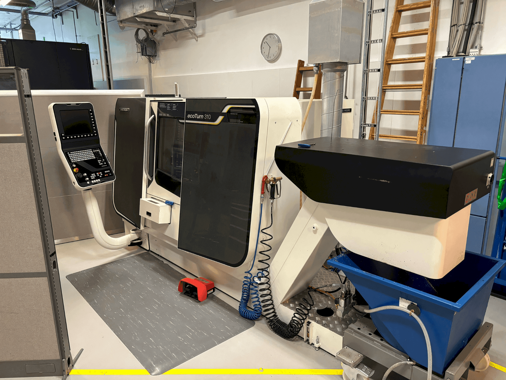 Čelní pohled  na DMG MORI ECOTURN 310 V3  stroj