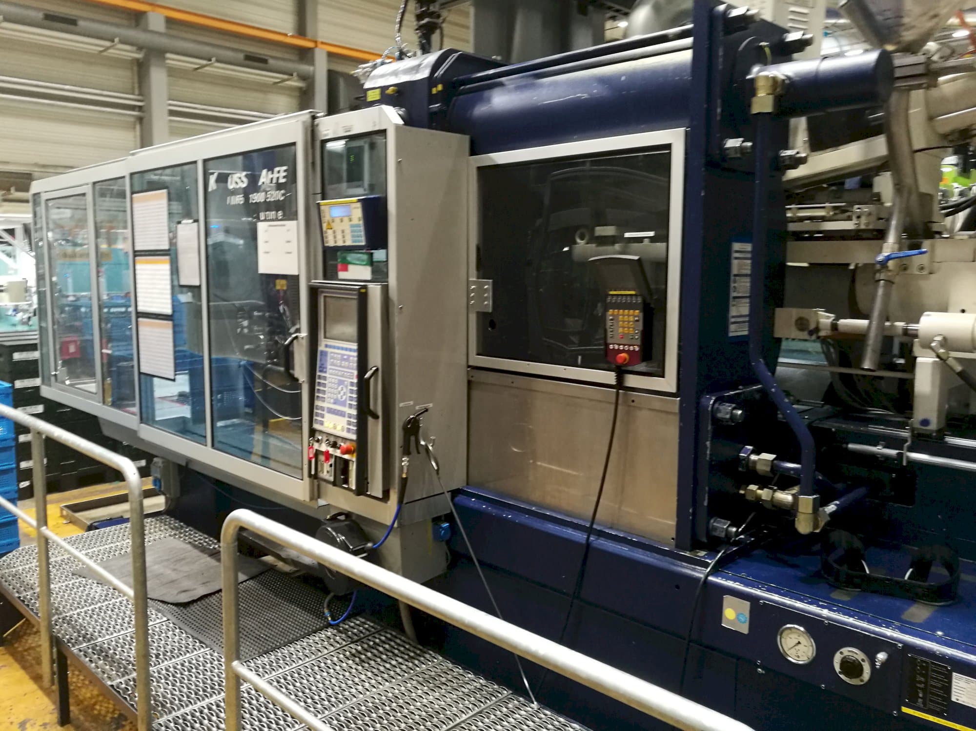 Pravý pohled  na Krauss Maffei 650-1900-520 CZ stroj