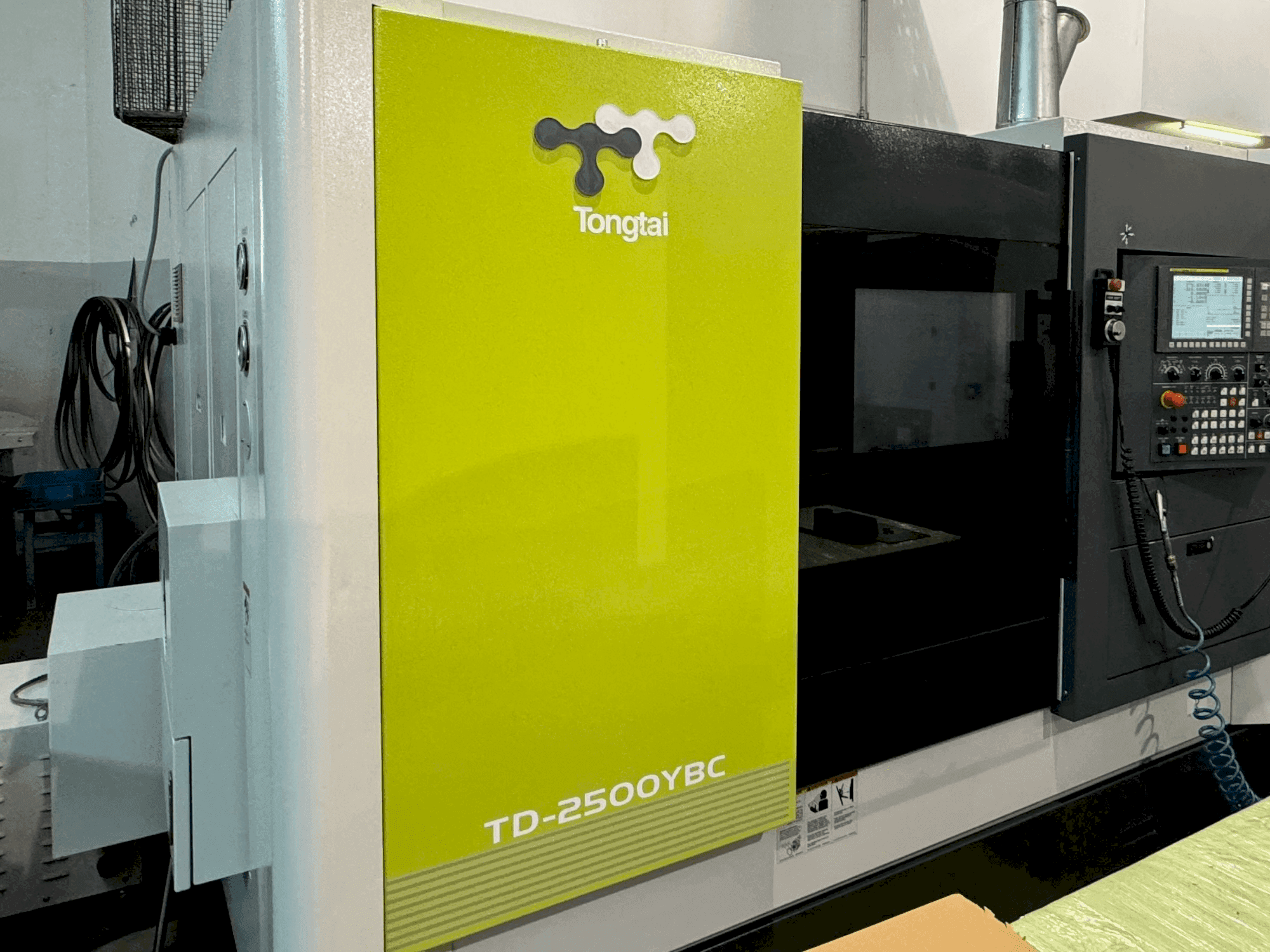 Čelní pohled  na Tongtai TD-2500YBC  stroj