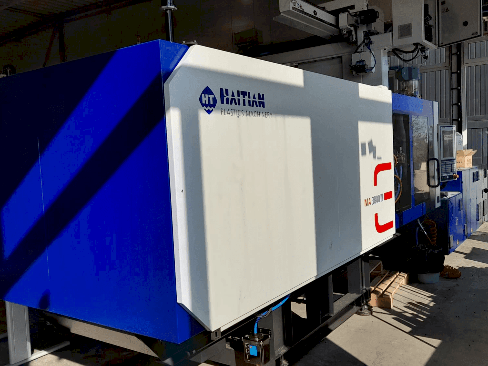 Čelní pohled  na HAITIAN MA 3800 III  stroj