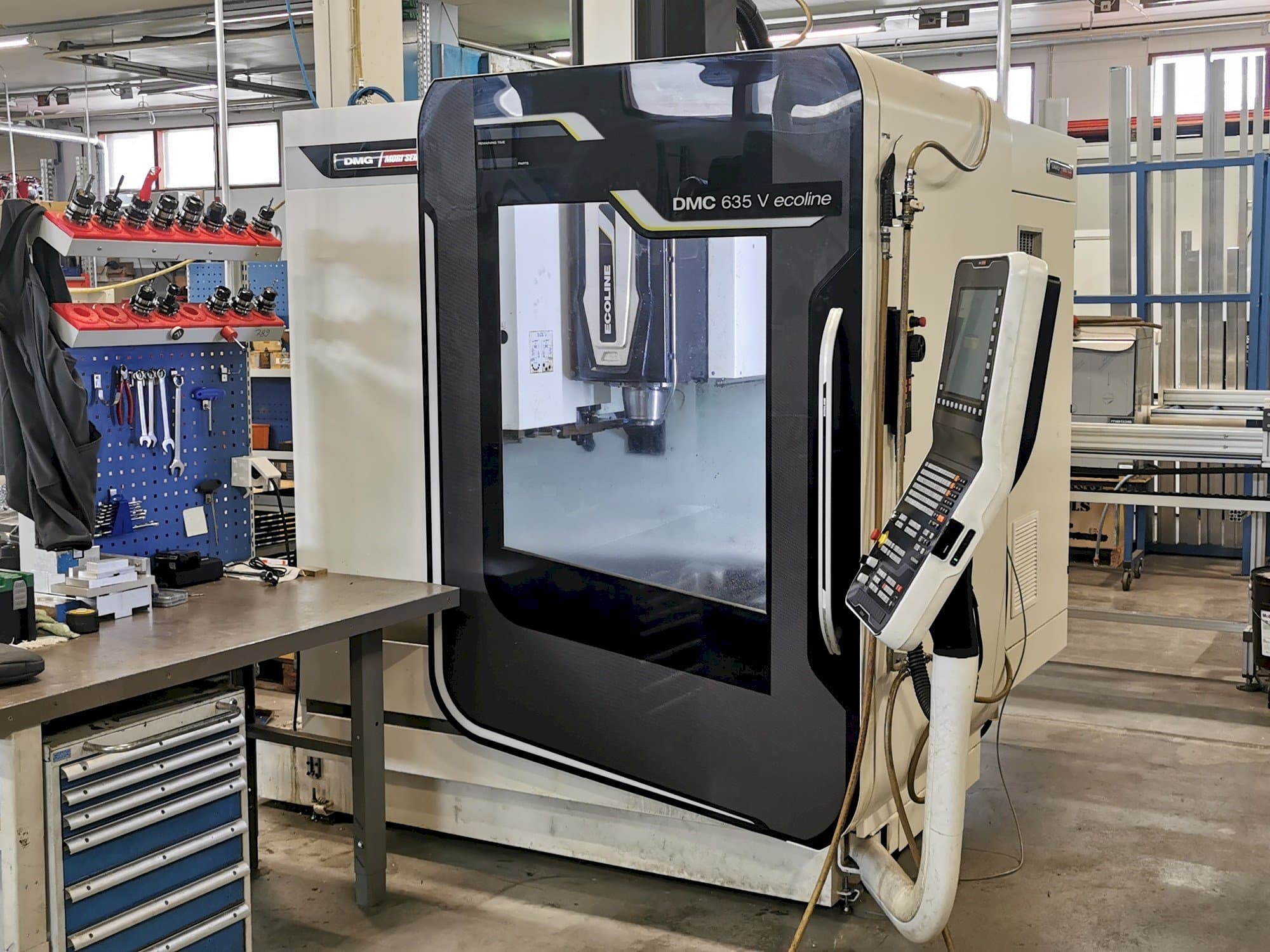 Čelní pohled  na DMG Mori Seiki DMC 635 V Ecoline  stroj