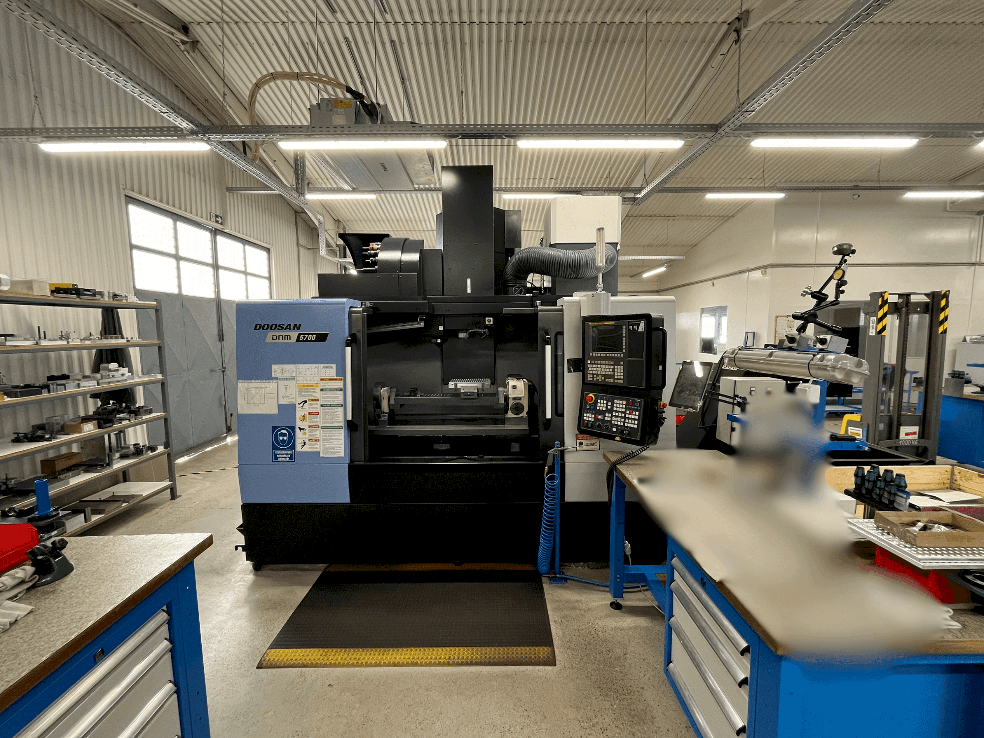 Čelní pohled  na DOOSAN DNM 5700  stroj