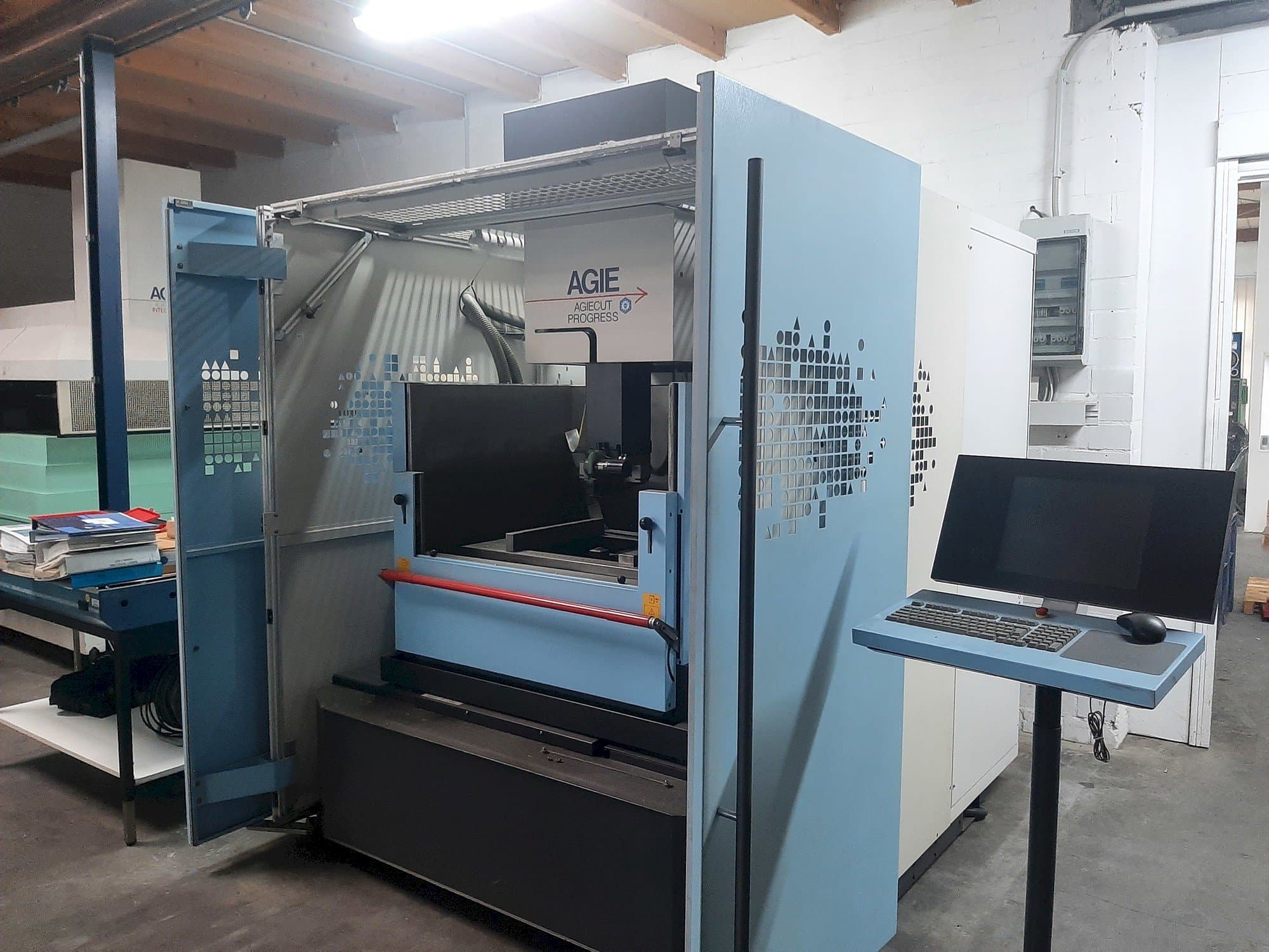 Čelní pohled  na AGIE Agiecut Progress 3  stroj
