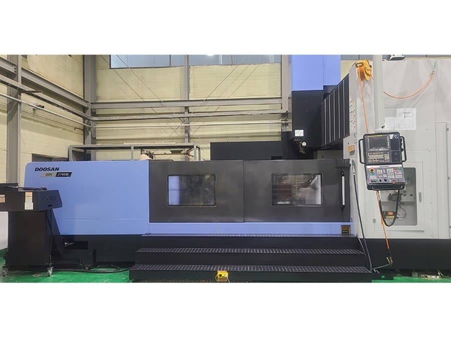 Čelní pohled  na Doosan BM 2740M  stroj