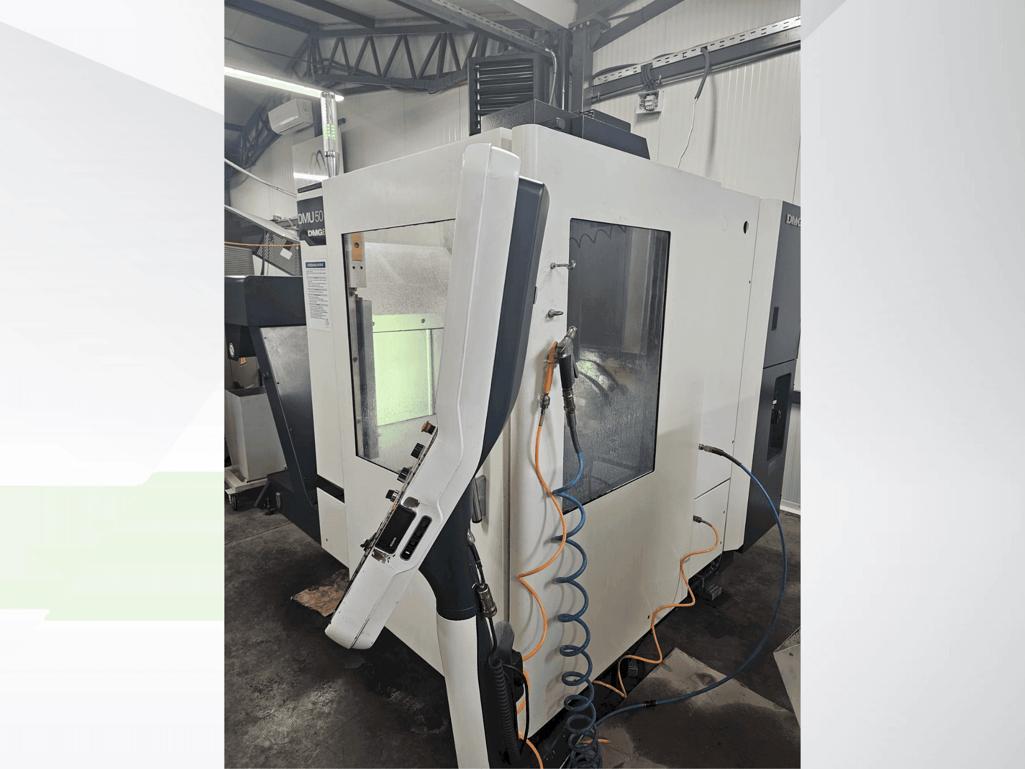 Čelní pohled  na DMG DECKEL MAHO DMU 50 eco  stroj