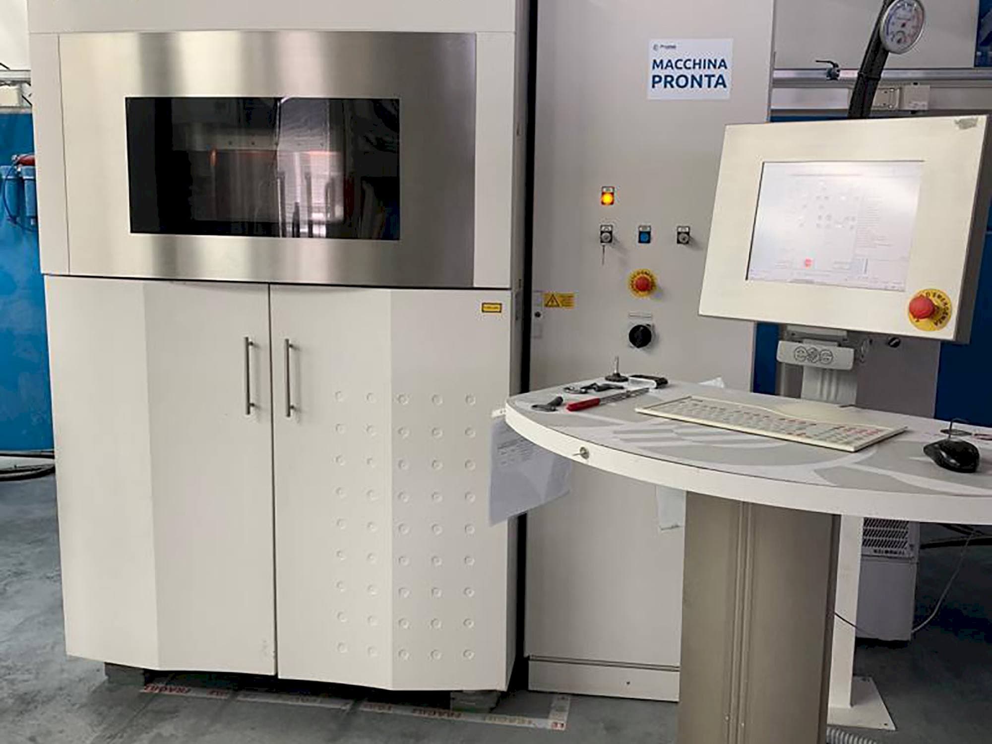 Čelní pohled  na EOS Eosint P395  stroj