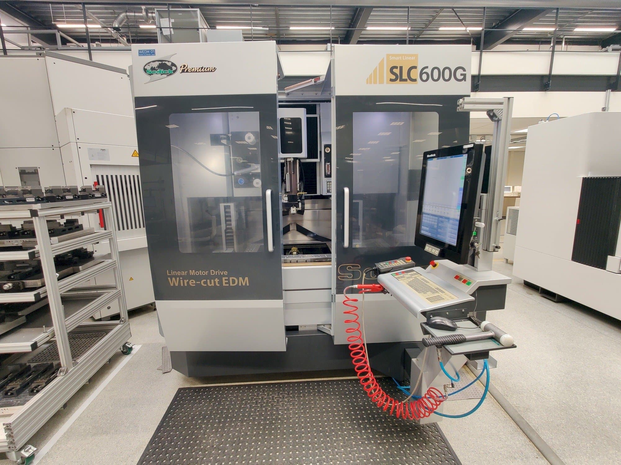 Čelní pohled  na Sodick SPW600  stroj