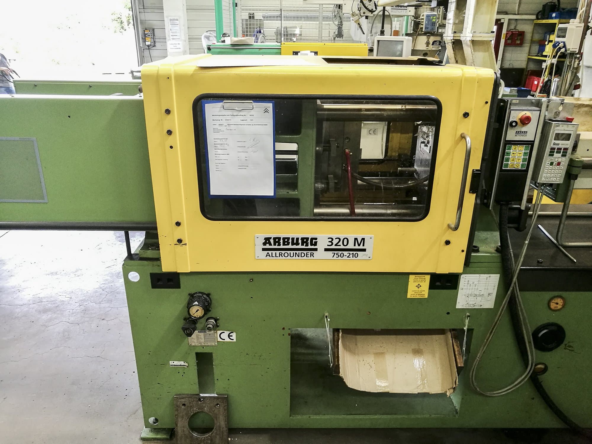 Čelní pohled  na Arburg 320M 750-210 stroj