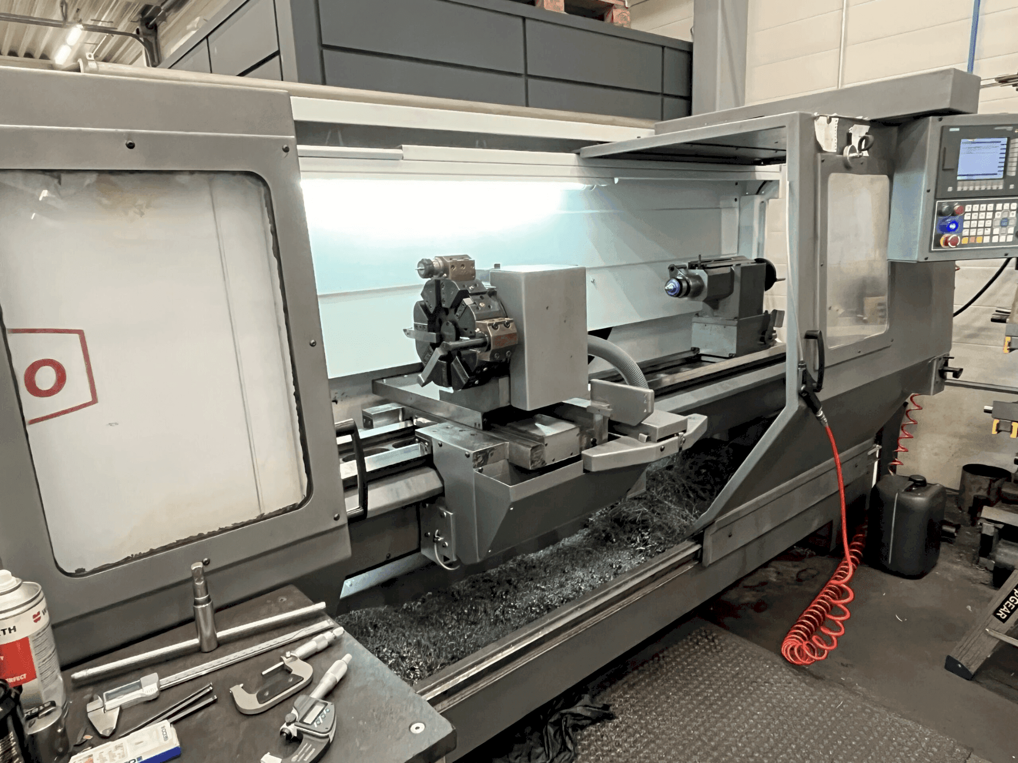 Čelní pohled  na Pinacho SE 325/2000  stroj