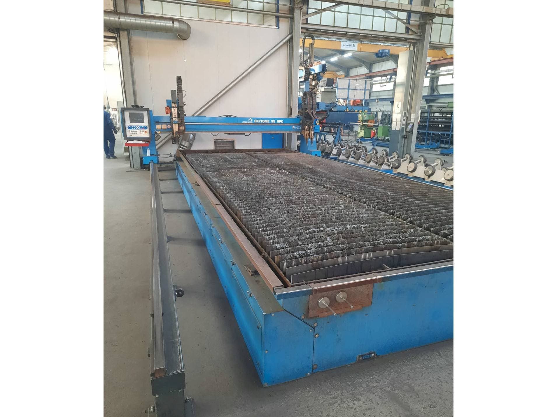 Čelní pohled  na Oerlikon Oxytome 35 HPC  stroj