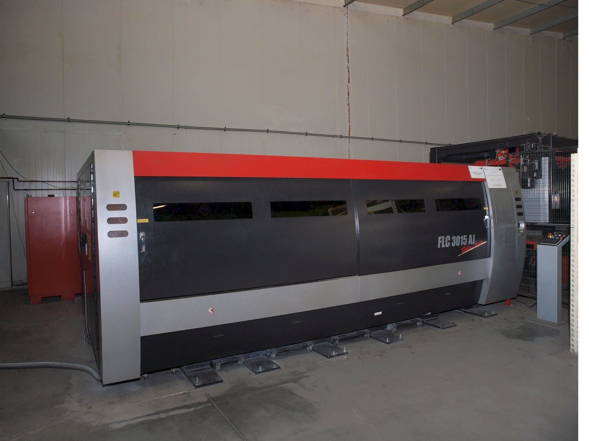 Čelní pohled  na AMADA LC-3015 AJ 2kW Fiber laser  stroj
