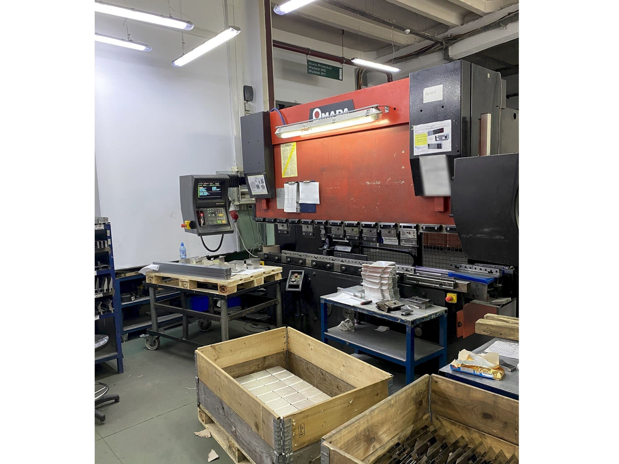 Čelní pohled  na AMADA HFBO 8025  stroj