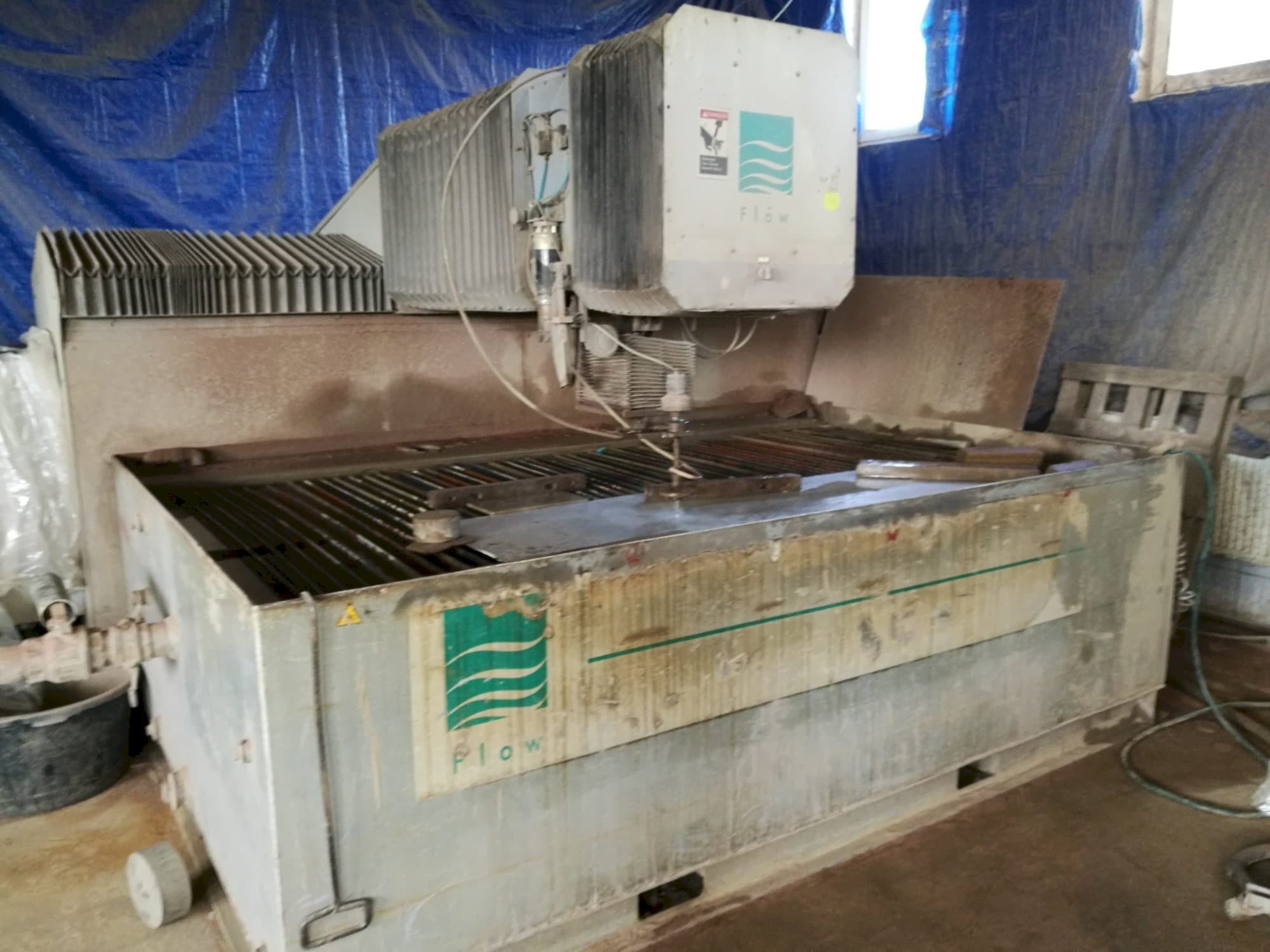 Čelní pohled  na Flow IFB 2412  stroj