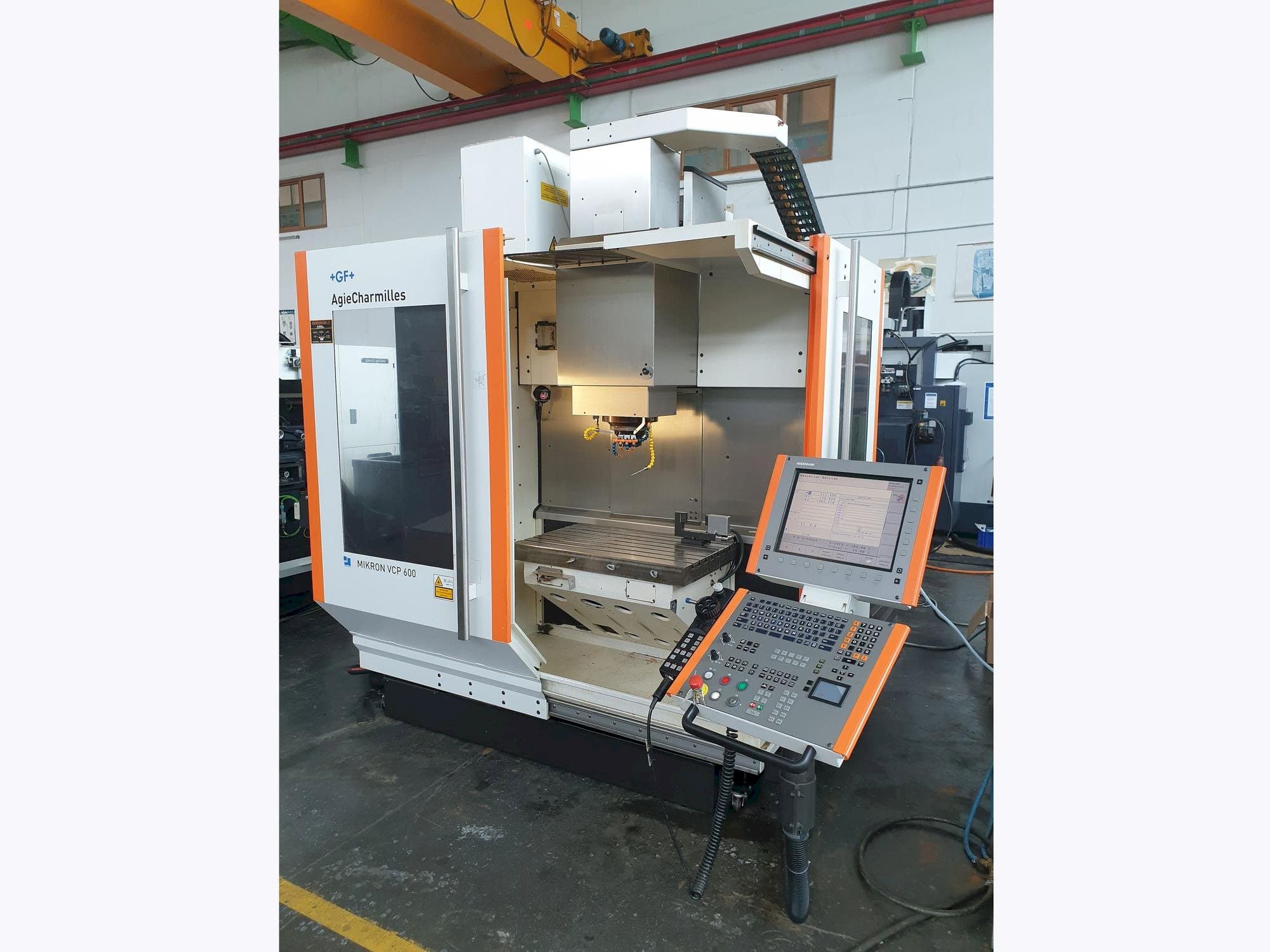 Čelní pohled  na MIKRON VCP 600  stroj