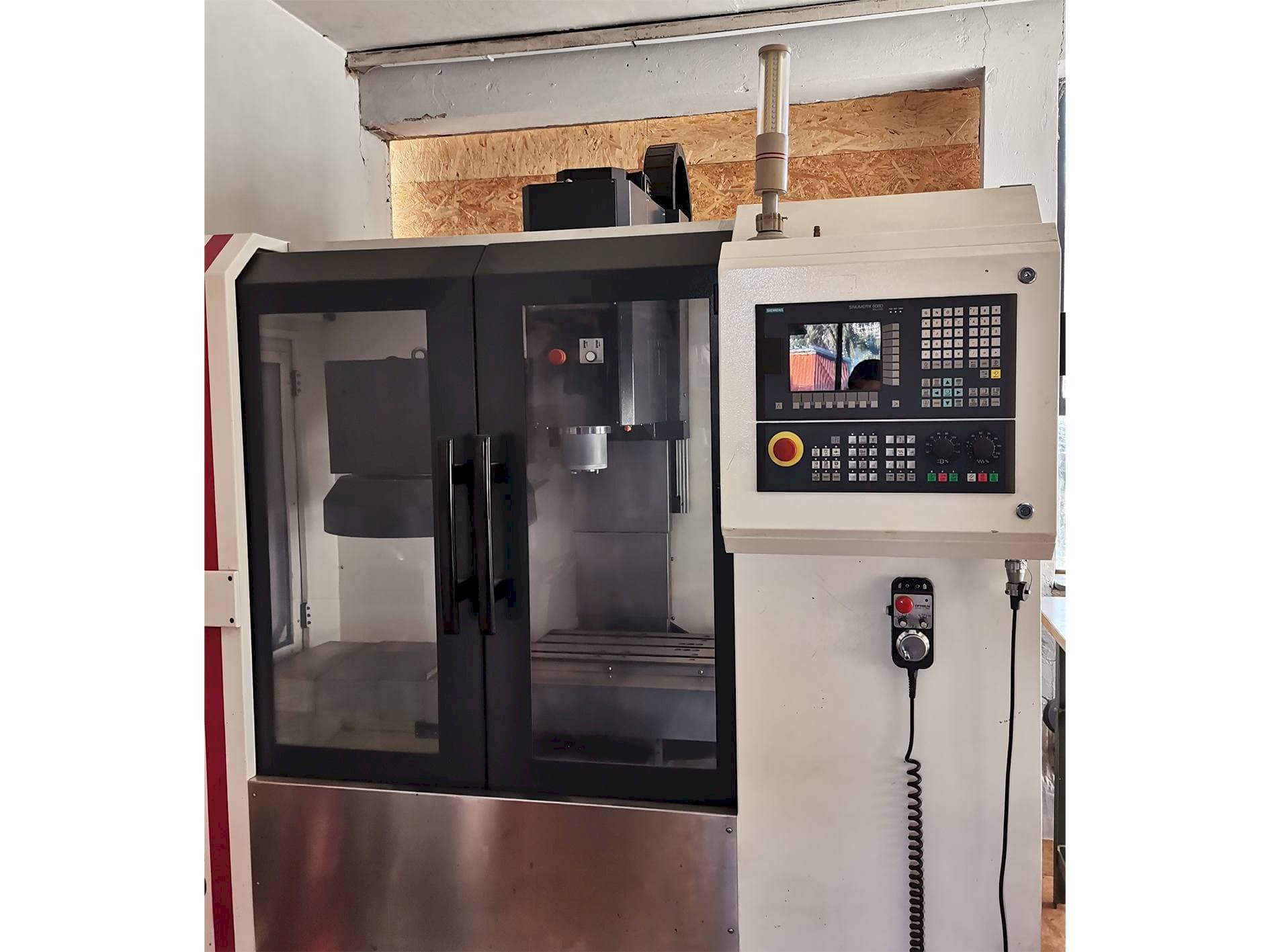 Čelní pohled  na Optimum F105  stroj