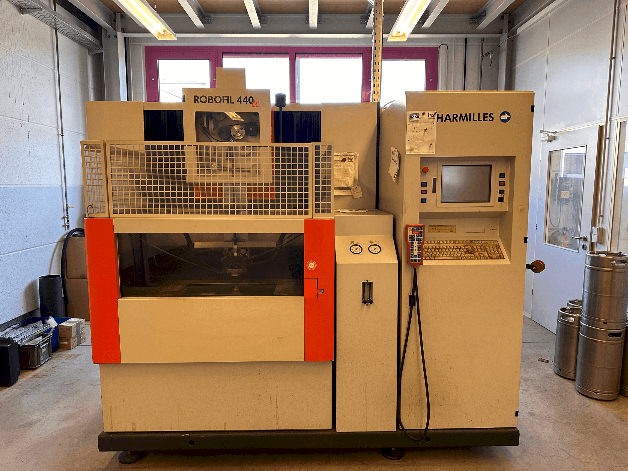 Čelní pohled  na CHARMILLES Robofil 440 CC  stroj