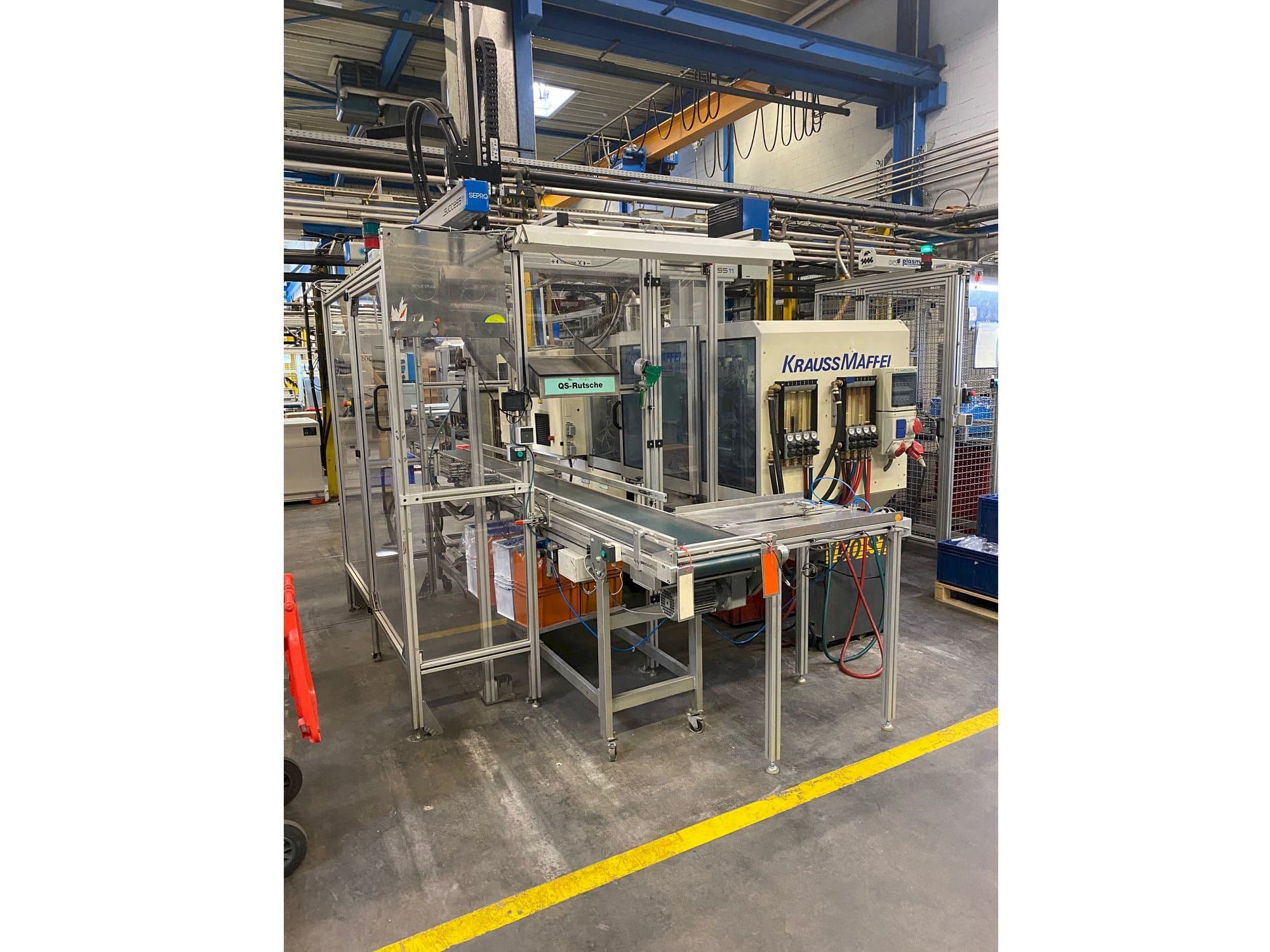 Čelní pohled  na Krauss Maffei 80-390 C2  stroj