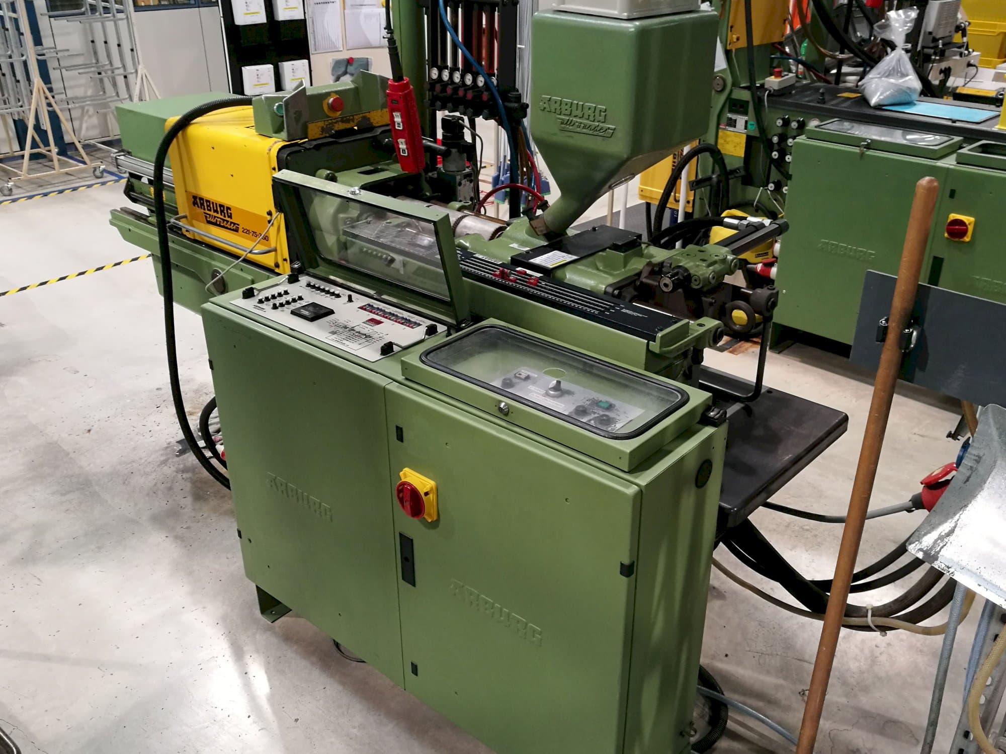 Pravý pohled  na Arburg Allrounder 221-75-350 stroj