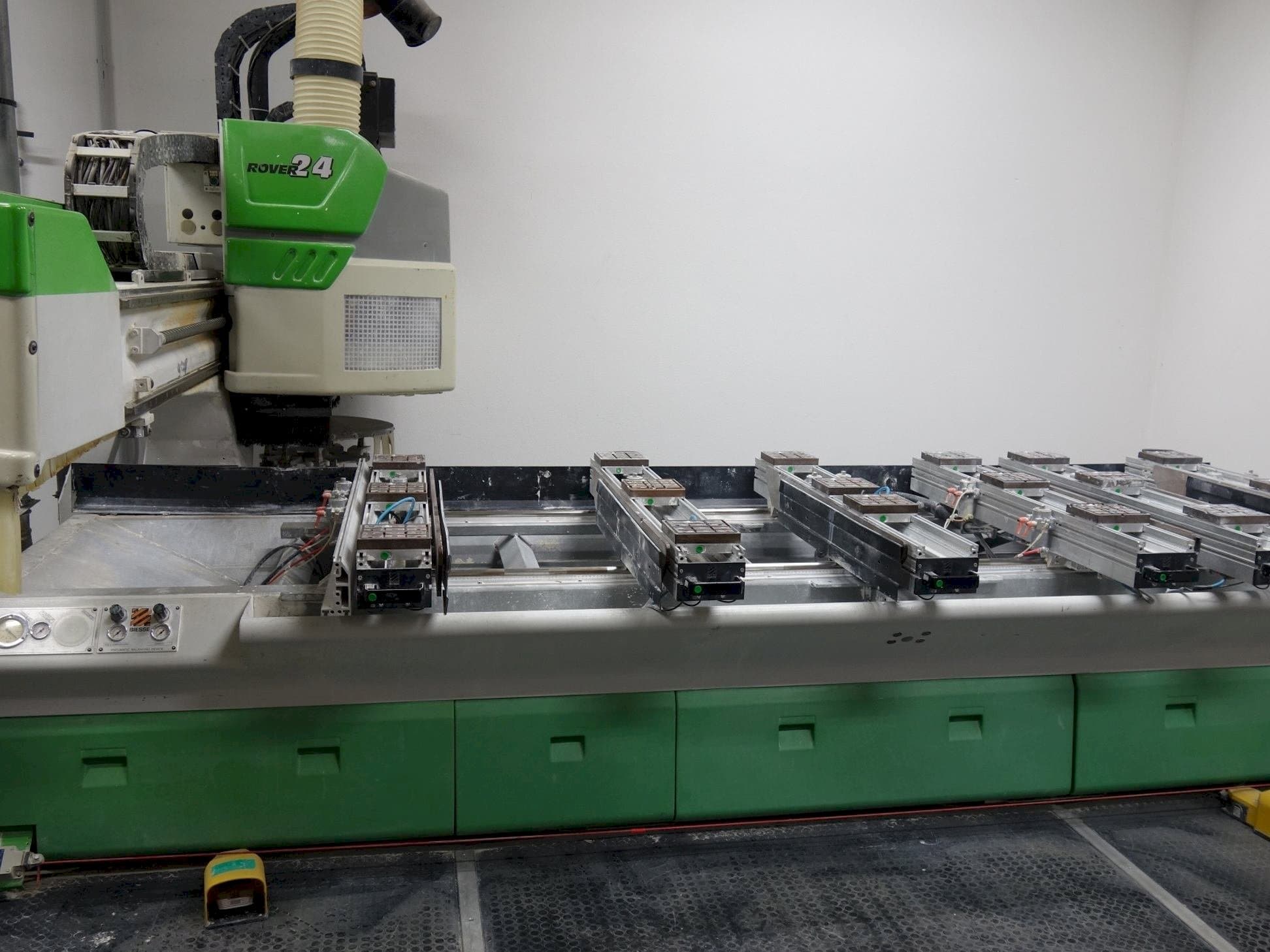 Čelní pohled  na BIESSE Rover 24 S  stroj