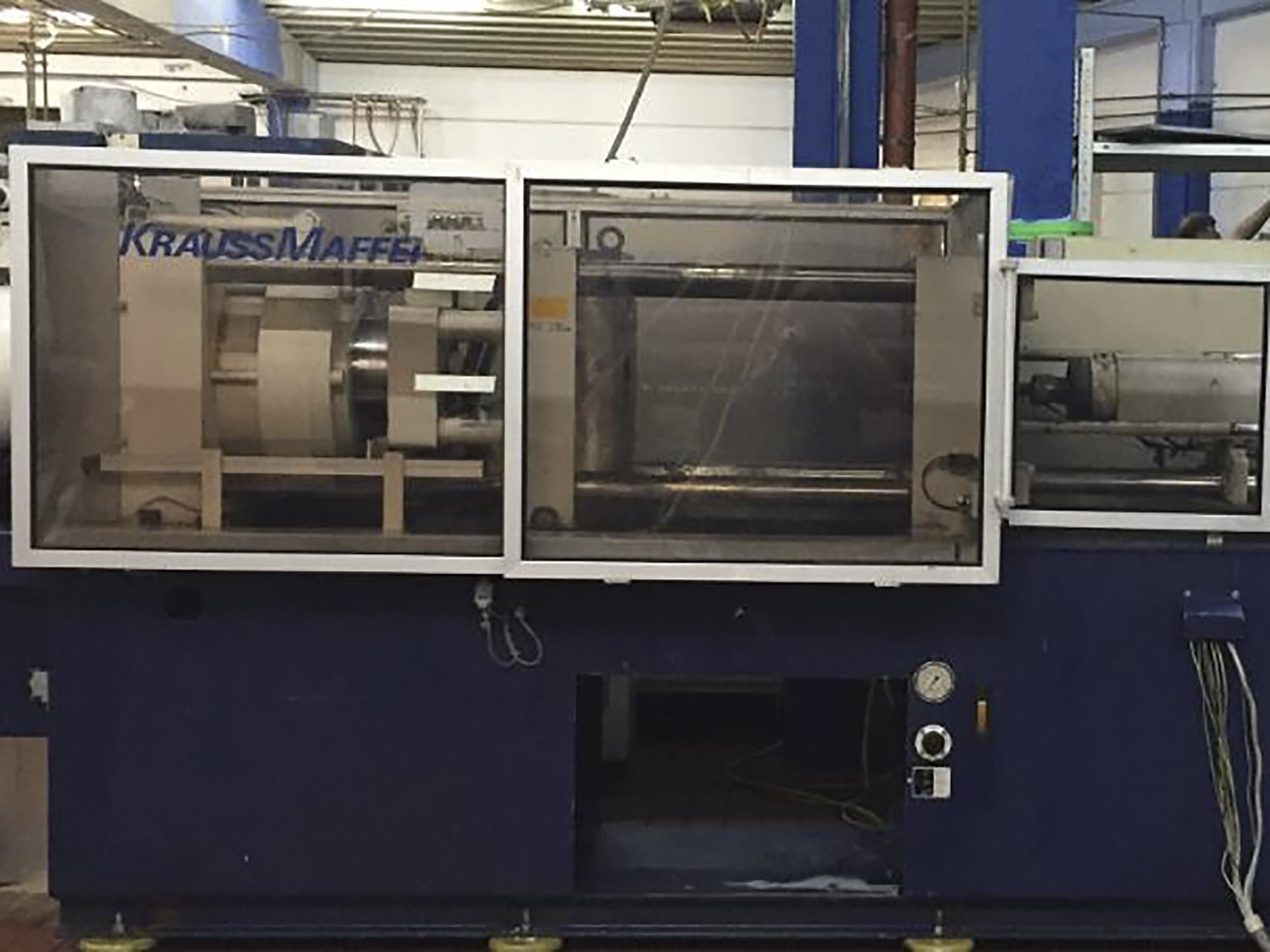 Čelní pohled  na Krauss Maffei 150-620 B1 stroj