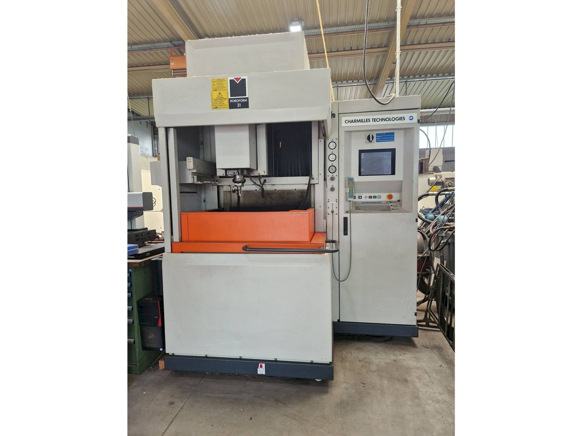 Čelní pohled  na CHARMILLES Roboform 31  stroj