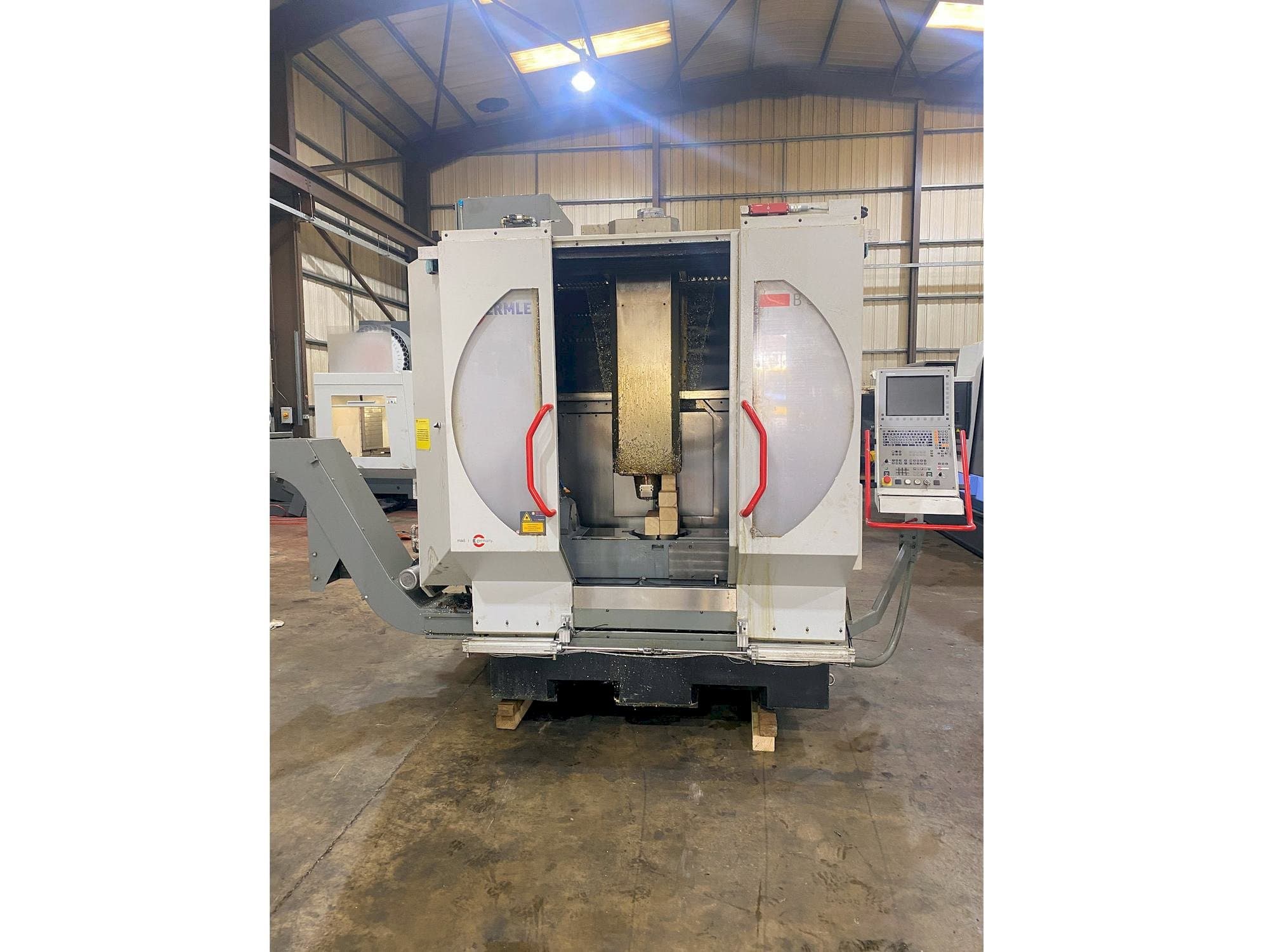 Čelní pohled  na HERMLE B 300 U  stroj