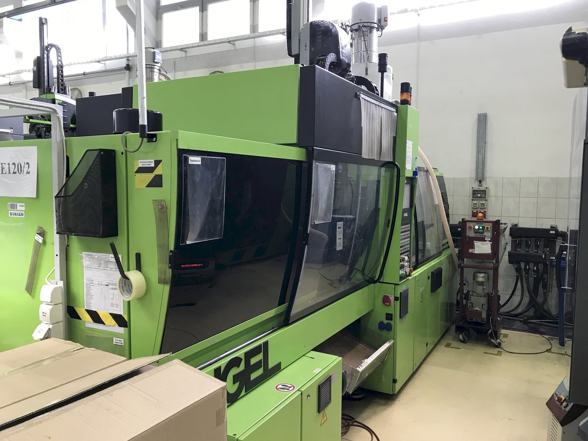 Čelní pohled  na ENGEL VC 500/120 Plus  stroj