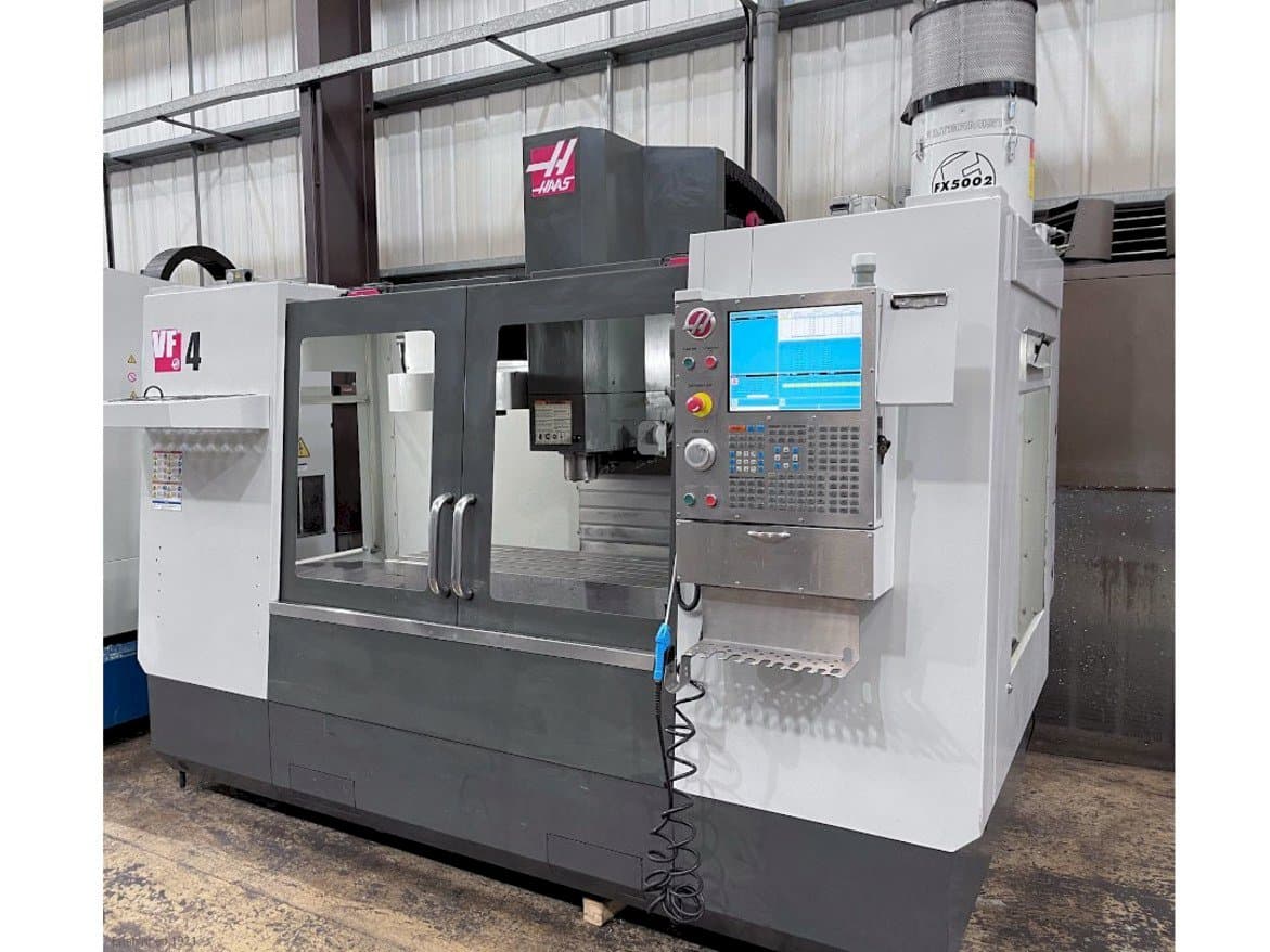 Čelní pohled  na HAAS VF-4  stroj