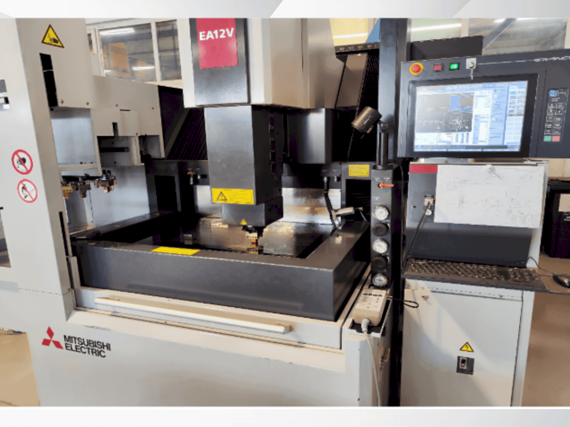 Čelní pohled  na Mitsubishi EA12VM ADVANCE  stroj