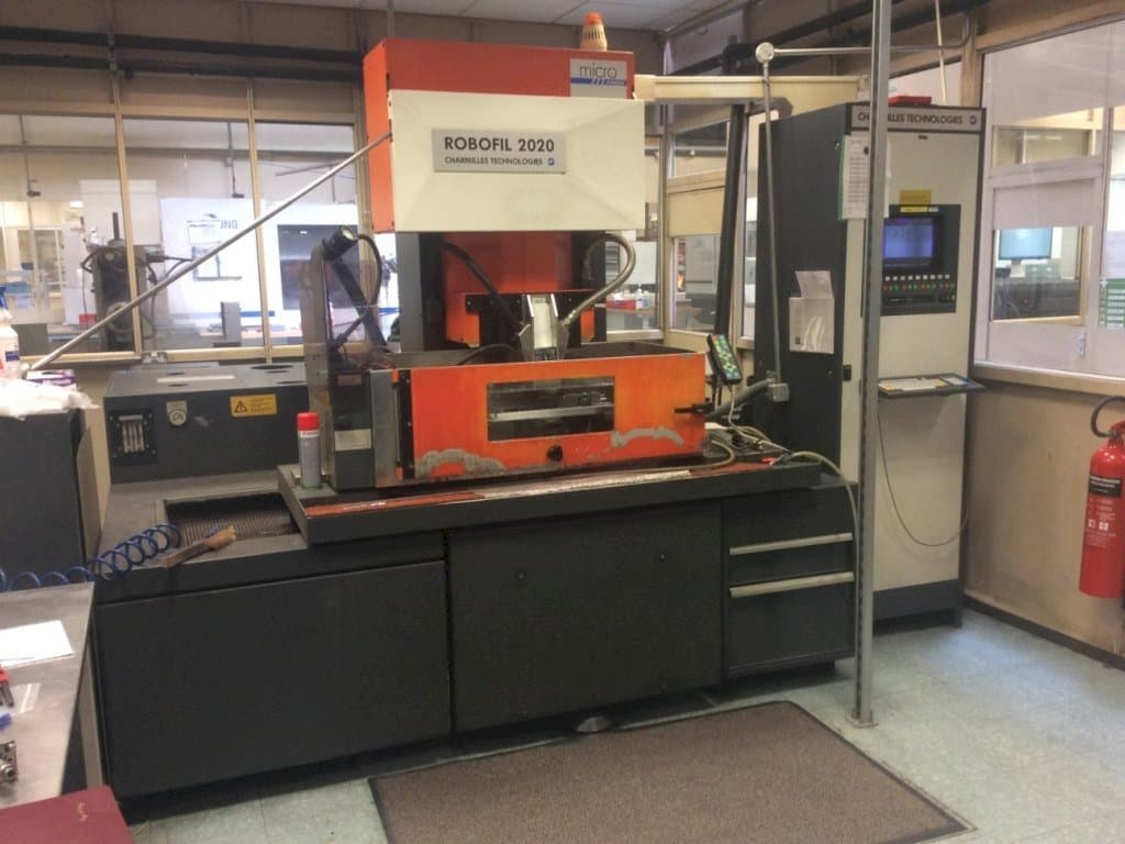 Čelní pohled  na CHARMILLES Technologies Robofil 2020 - 1  stroj