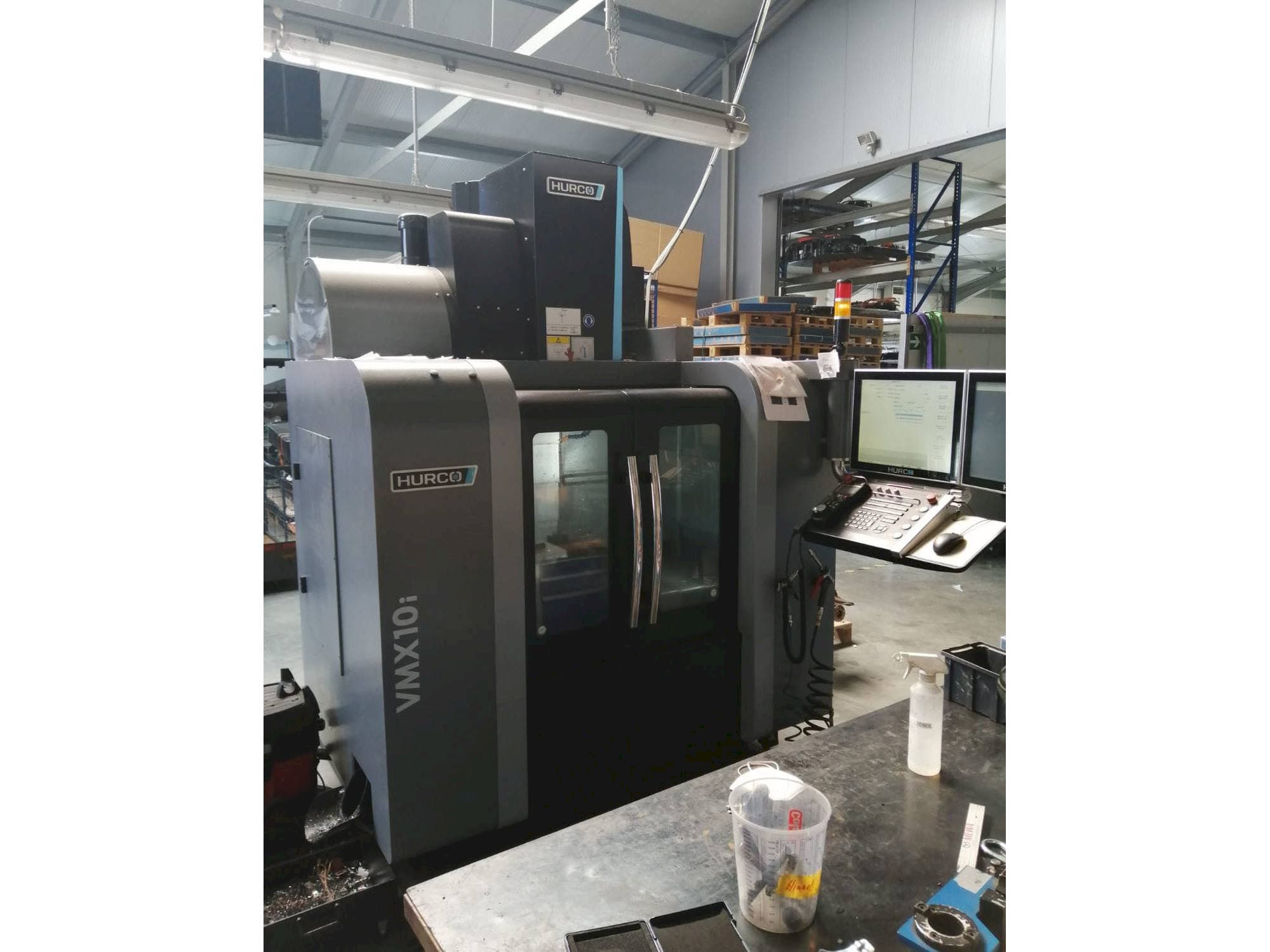 Čelní pohled  na Hurco VMX10i  stroj