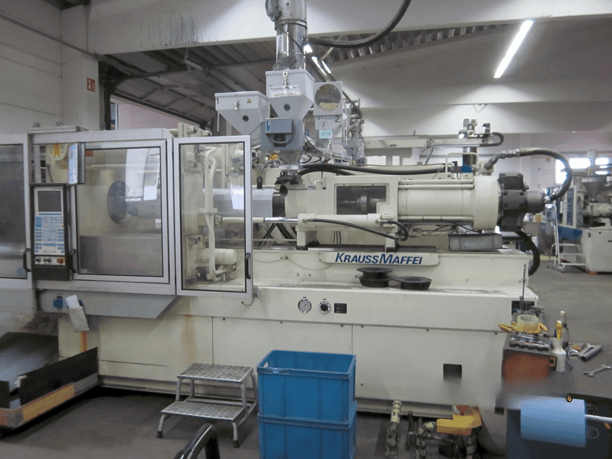 Čelní pohled  na Krauss Maffei 350-1900 C1  stroj