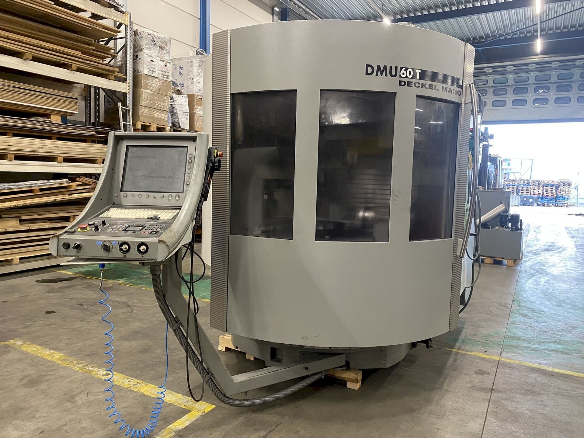 Čelní pohled  na DECKEL MAHO DMU60T  stroj