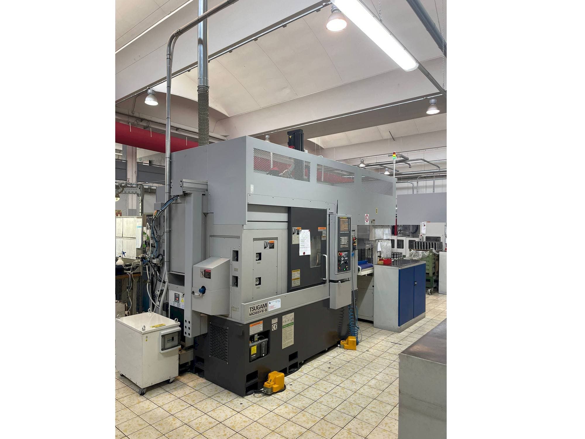 Čelní pohled  na TSUGAMI M08SYE-II  stroj