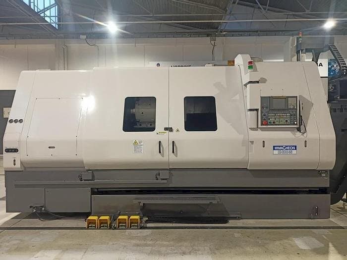 Čelní pohled  na HWACHEON HI-ECO 45  stroj