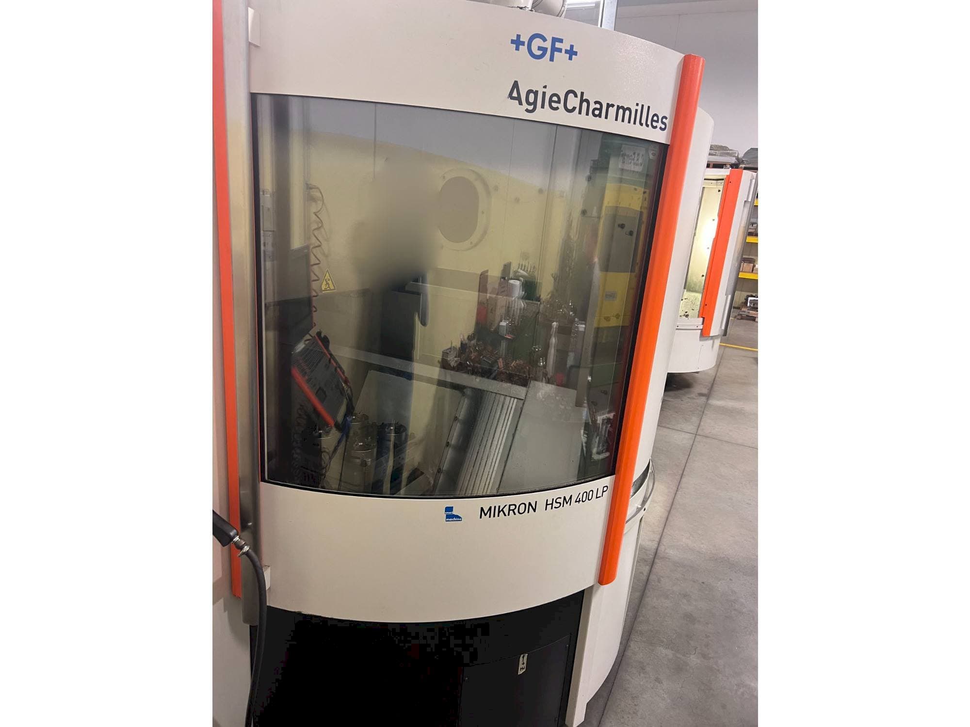 Čelní pohled  na AgieCharmilles MIKRON HSM 400 LP  stroj