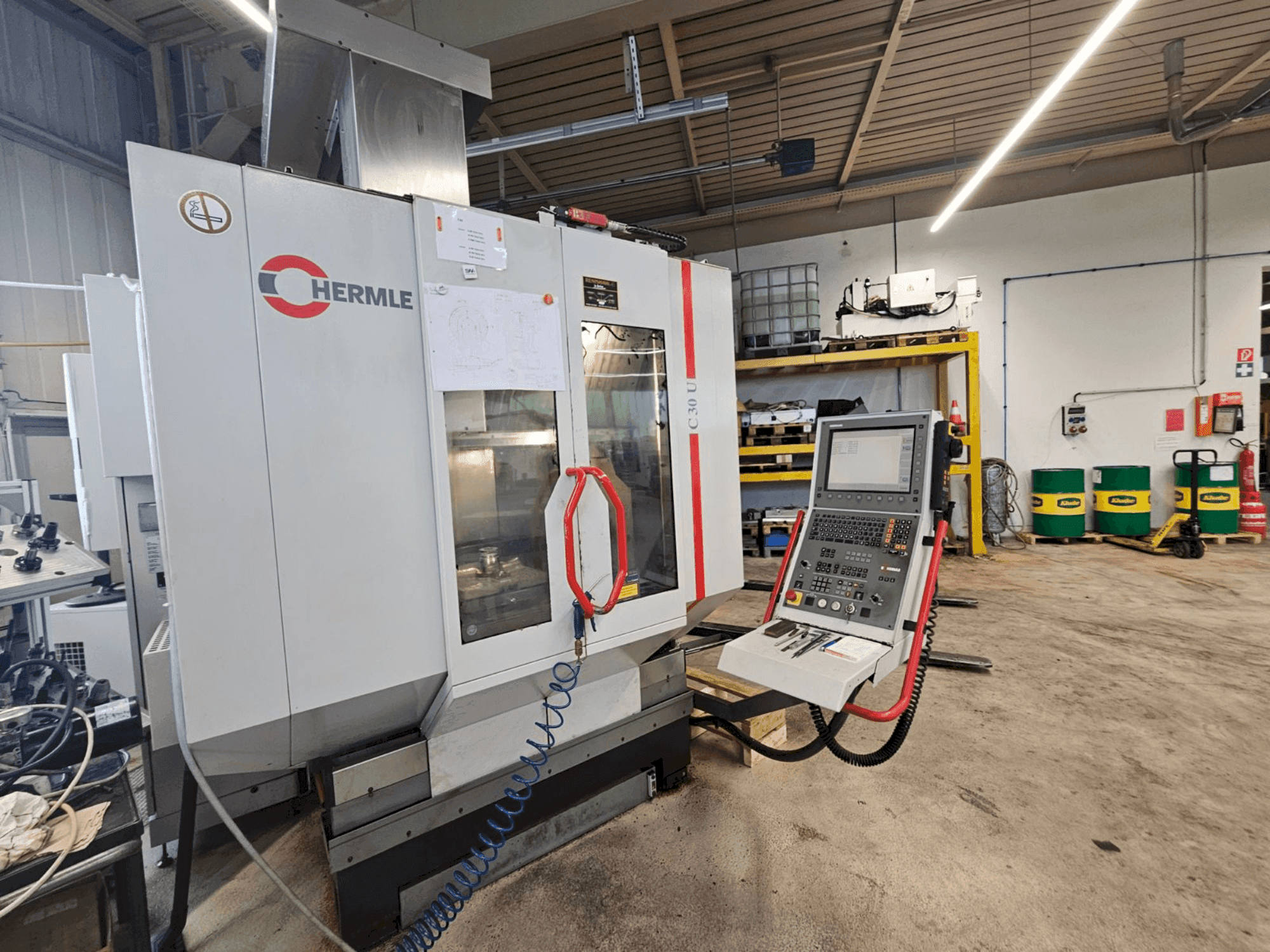 Čelní pohled  na HERMLE C 30 U  stroj
