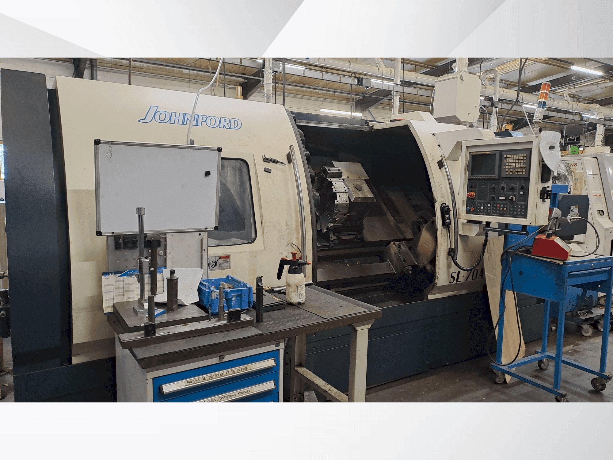 Čelní pohled  na Johnford SL-70A  stroj