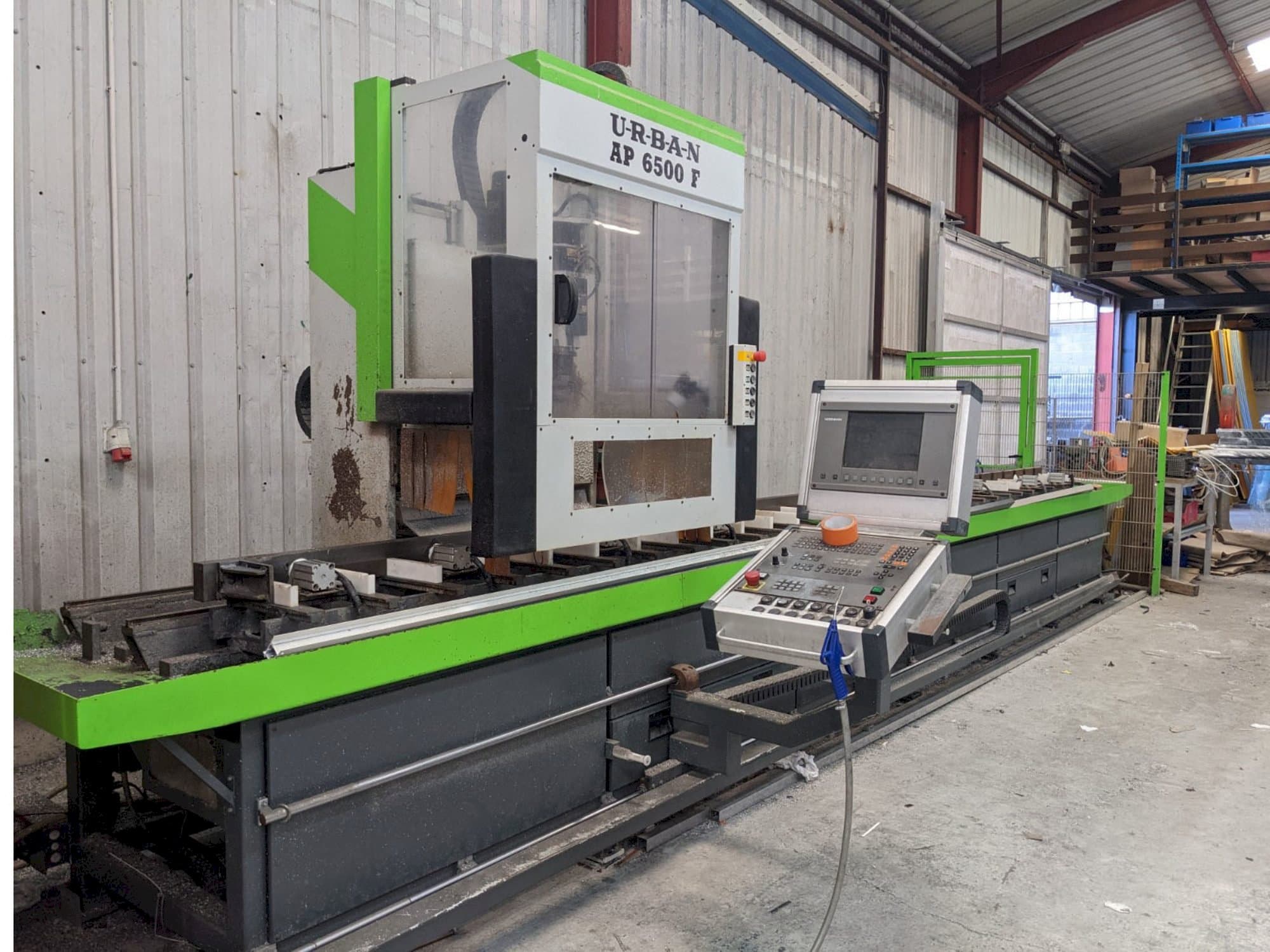 Čelní pohled  na URBAN AP6500  stroj