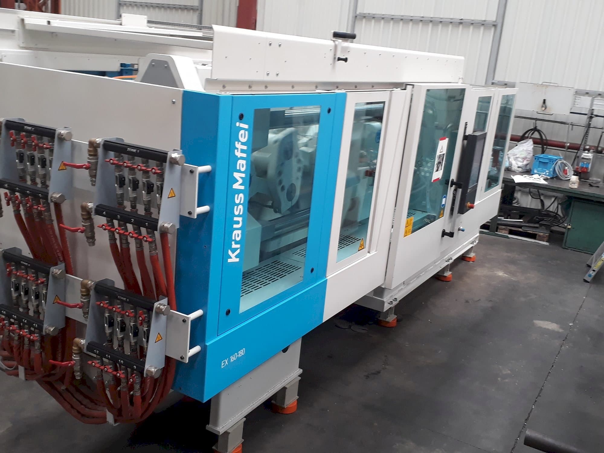 Levý boční pohled  na Krauss Maffei 160-180 EX  stroj