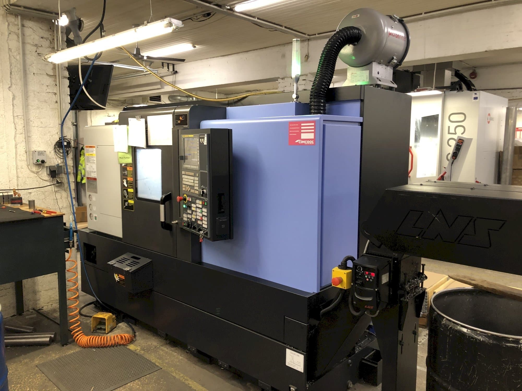 Čelní pohled  na Doosan Lynx 220 LYC  stroj