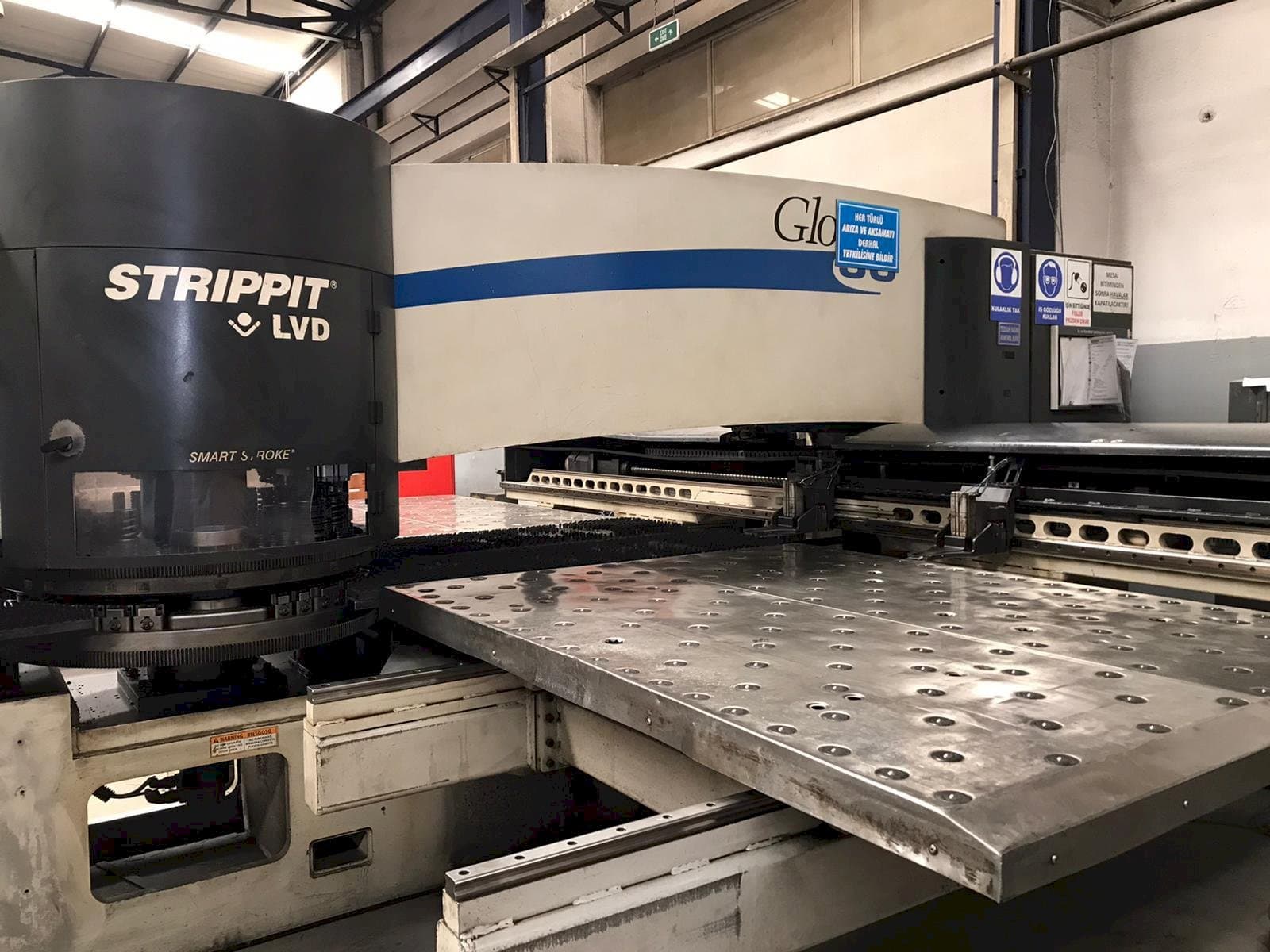 Čelní pohled  na LVD STRIPPIT Global 30 1525  stroj