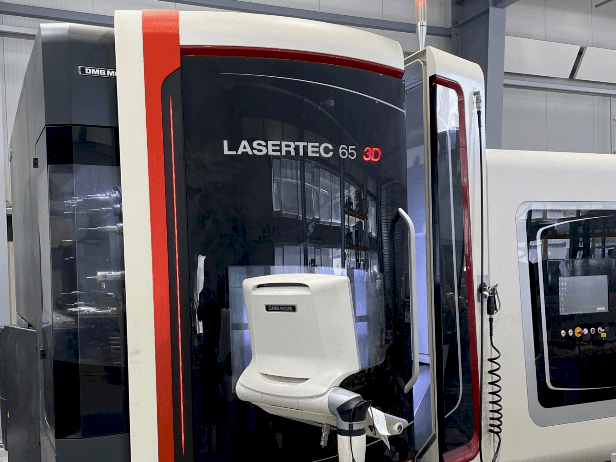 Čelní pohled  na DMG MORI LASERTEC 65 3D Hybrid  stroj