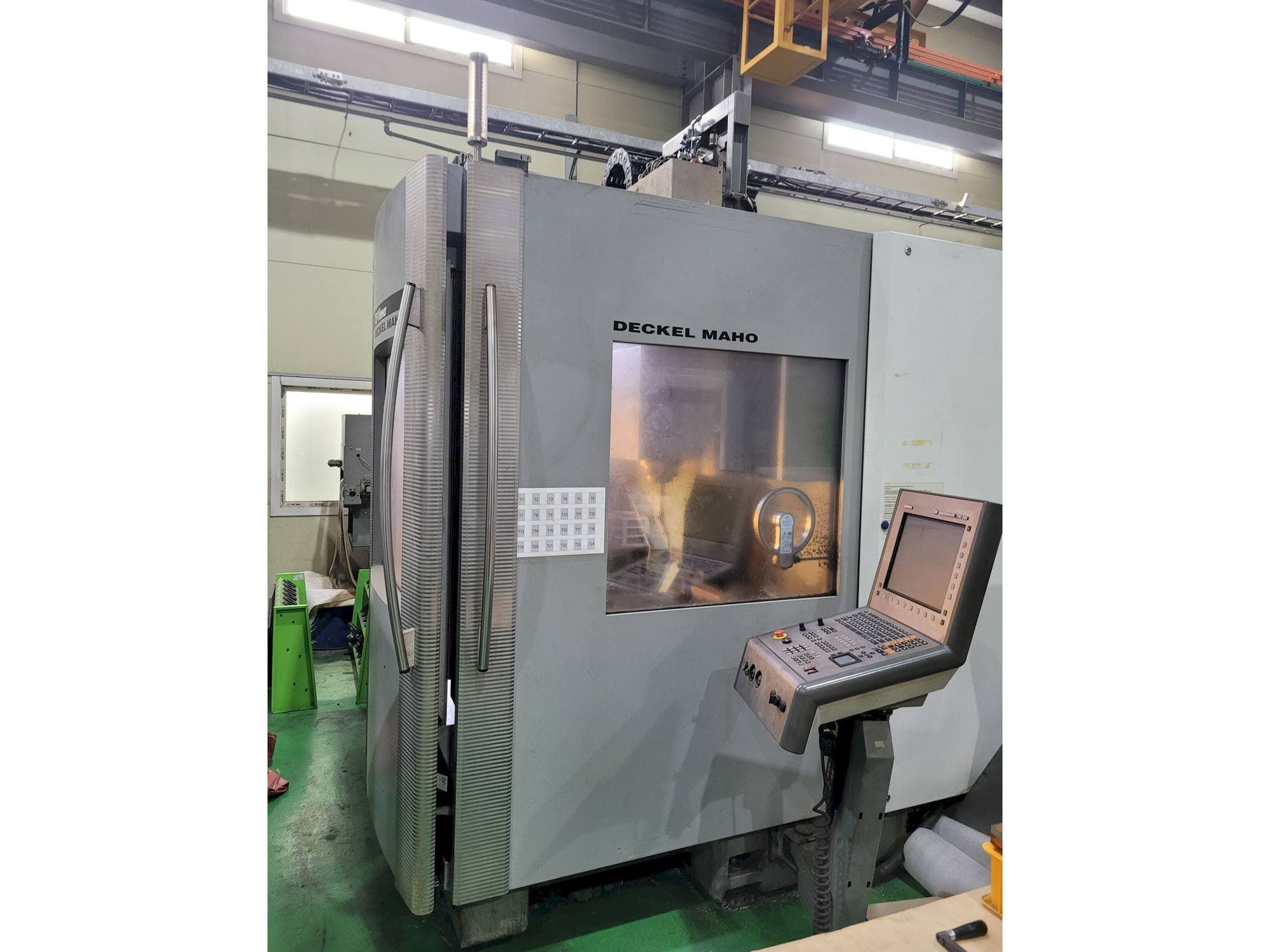 Čelní pohled  na DECKEL MAHO DMC 75 Linear  stroj