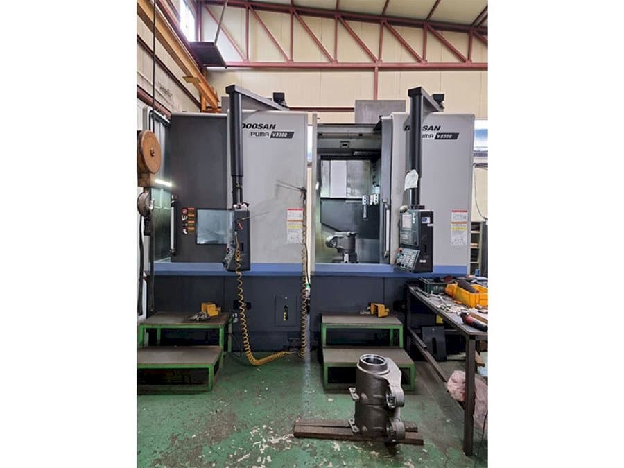 Čelní pohled  na Doosan Puma V8300  stroj