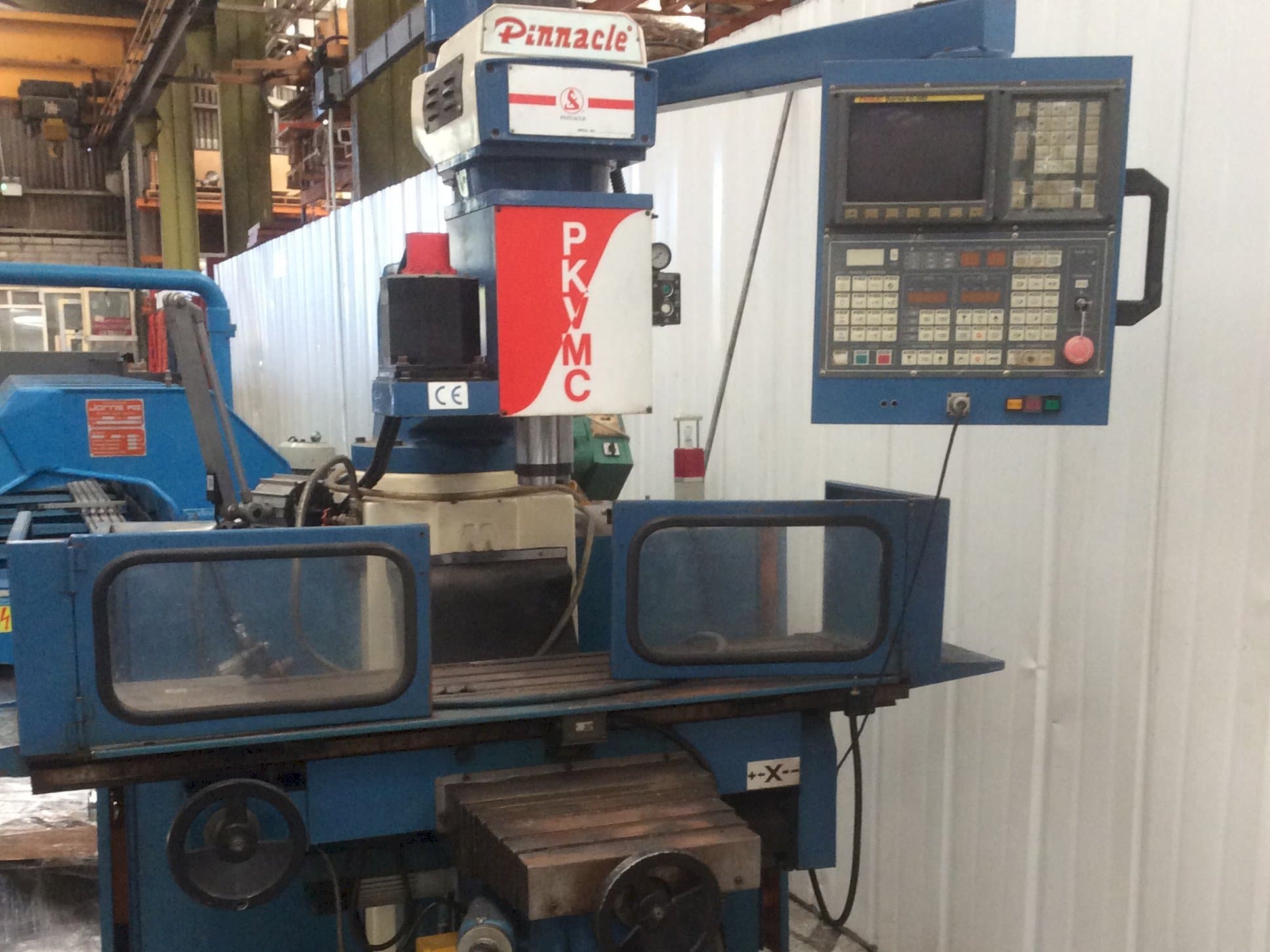 Čelní pohled  na Pinnacle PKVMC  stroj