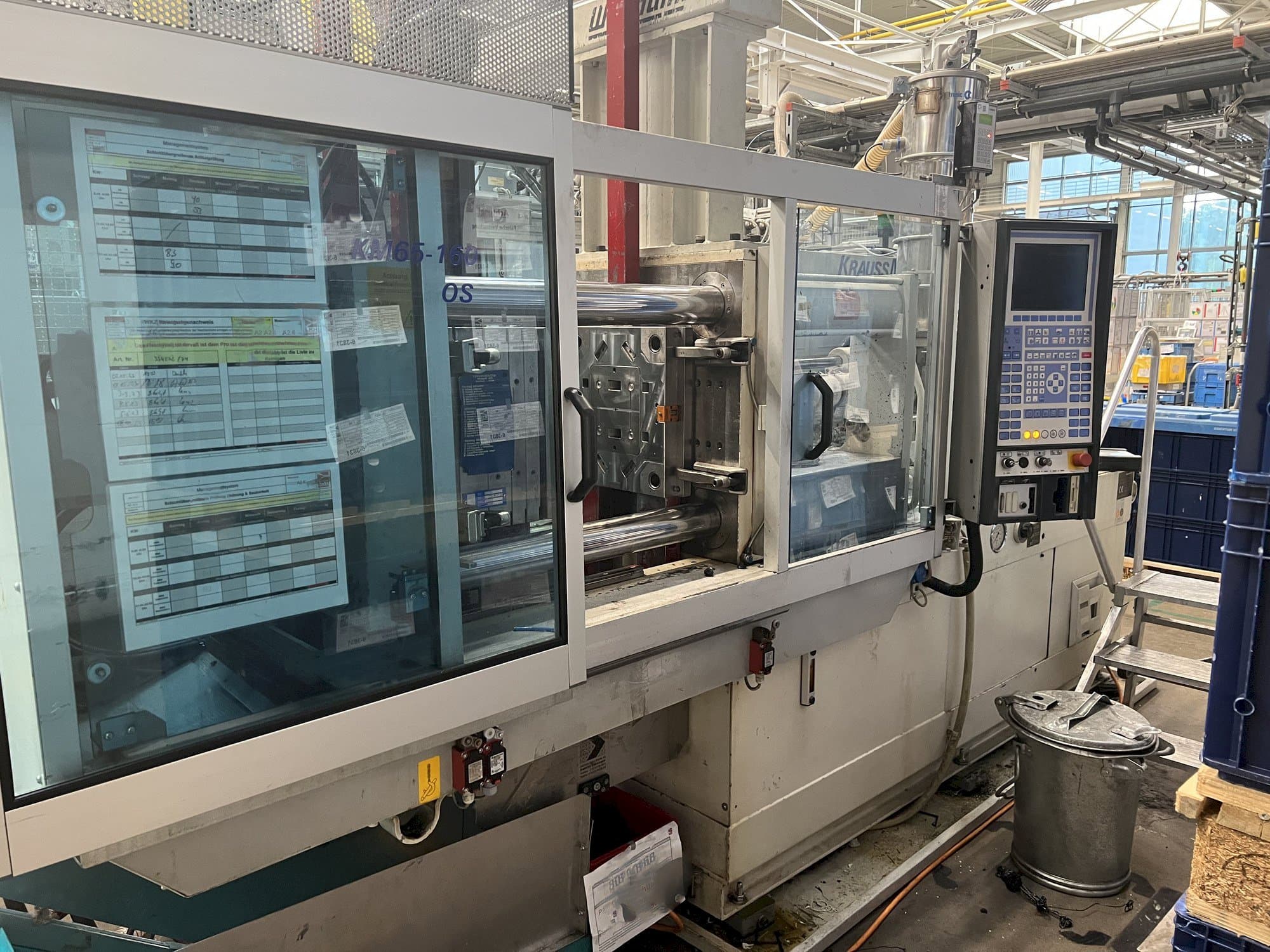 Čelní pohled  na Krauss Maffei KM 65-160 C2  stroj